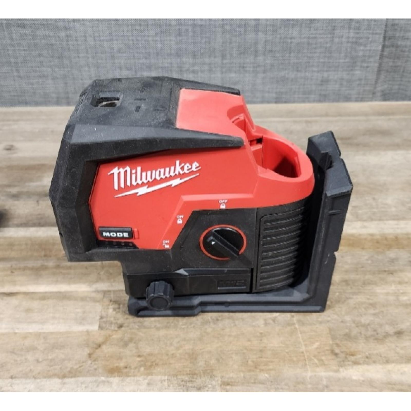 HOUSTON LOCATION - AS-IS Milwaukee Green 125 Ft. Cross Line and Plumb Points Laser Level Kit