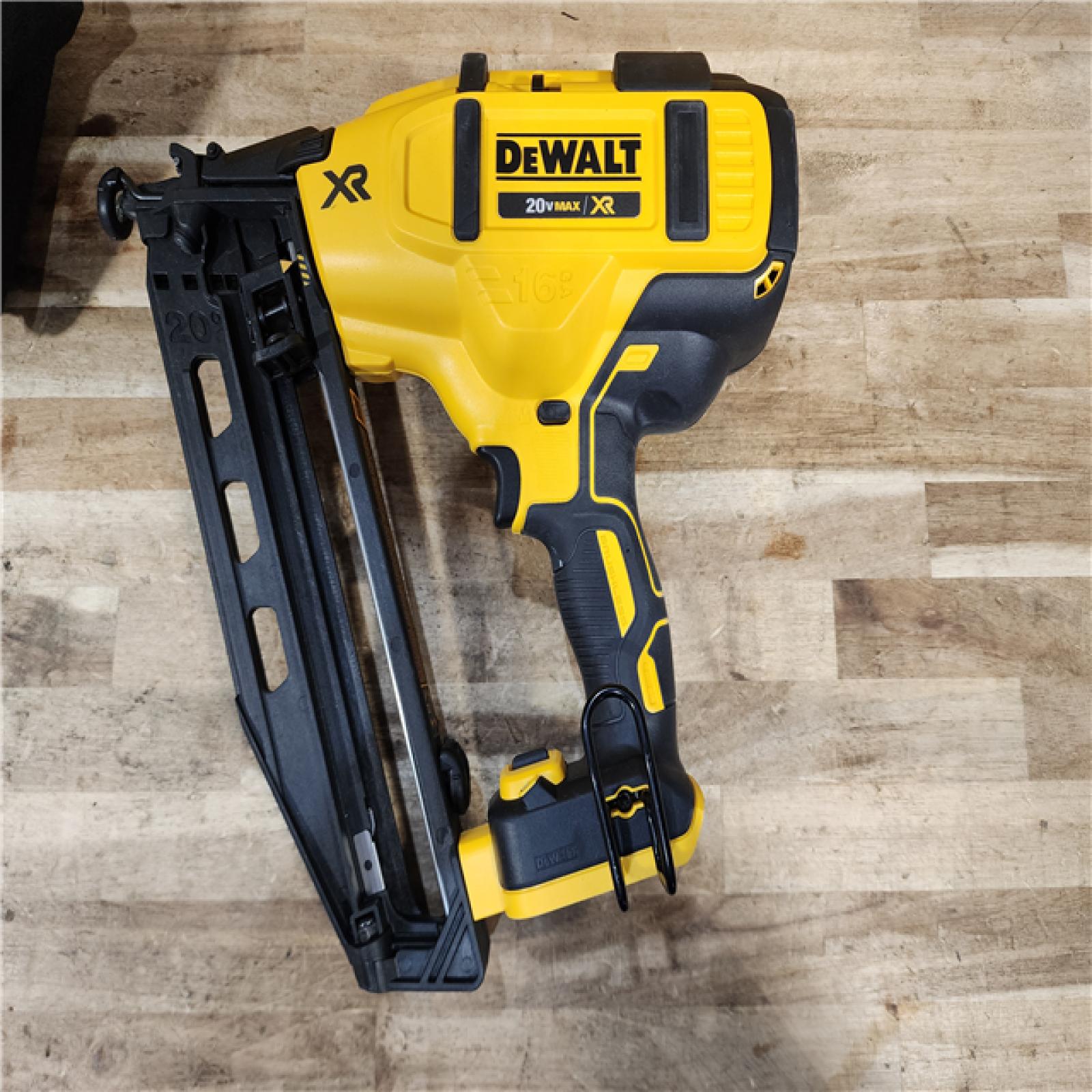 HOUSTON LOCATION - AS-IS DEWALT 20V MAX XR 16-Gauge Electric Cordless Angled Finishing Nailer Kit