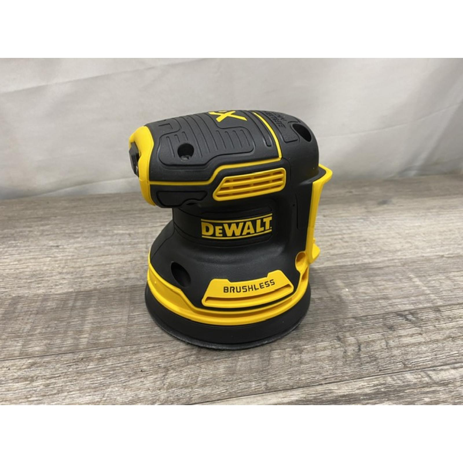 LIKE NEW - DEWALT 20V MAX XR Cordless Brushless 5 in. Random Orbital Sander Kit