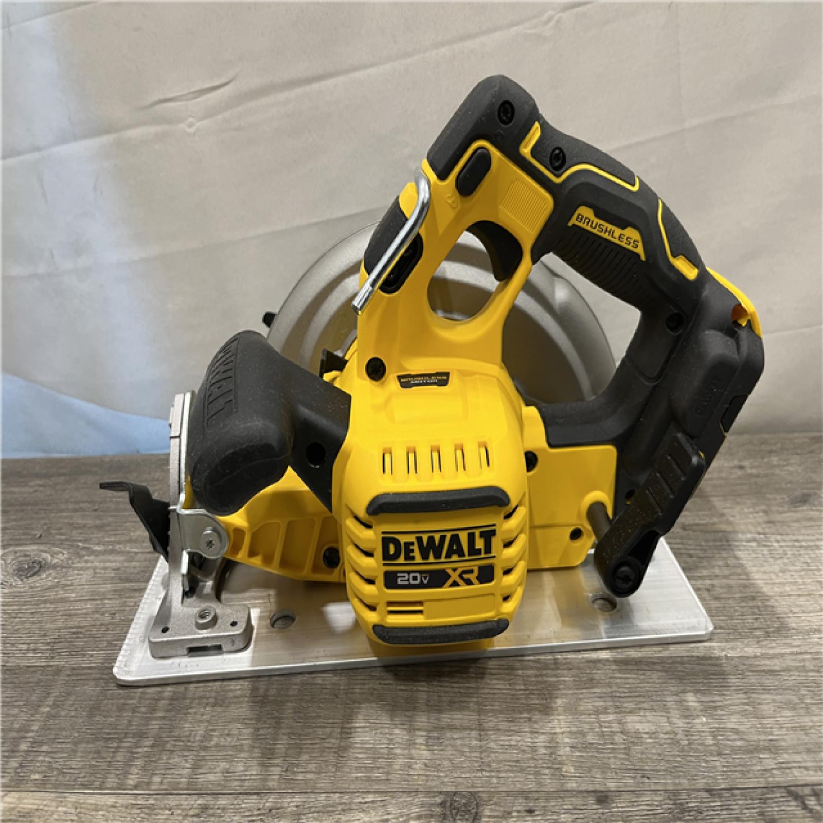 AS-IS DEWALT 20-Volt MAX 7-1/4 in. Cordless Circular Saw (Tool Only)