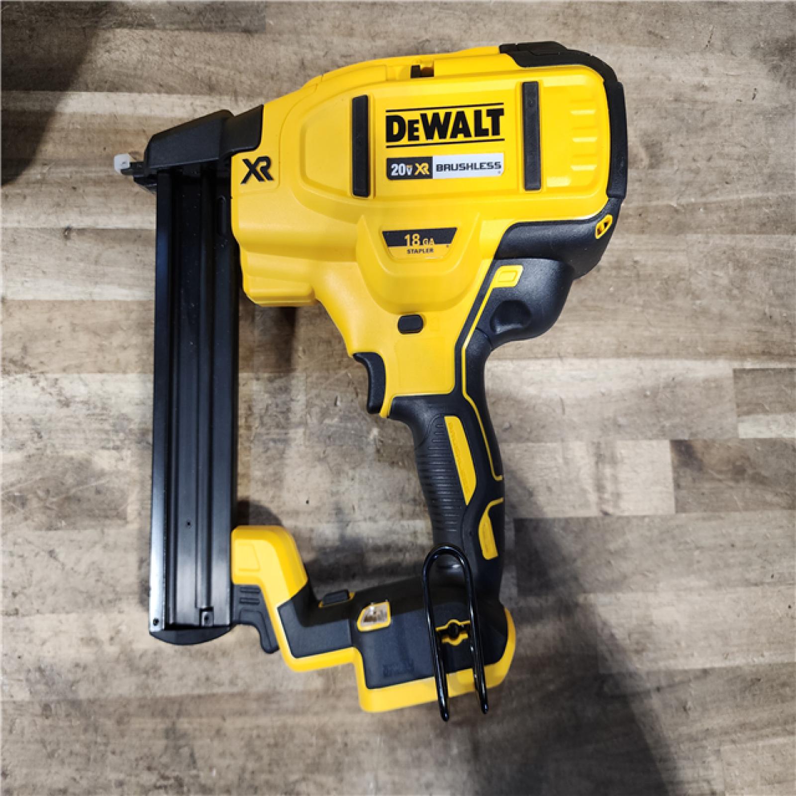HOUSTON LOCATION - AS-IS DeWALT DCN681D1 20V MAX 18ga Cordless Brushless Narrow Crown Stapler Kit w/ BATTERY & CHARGER