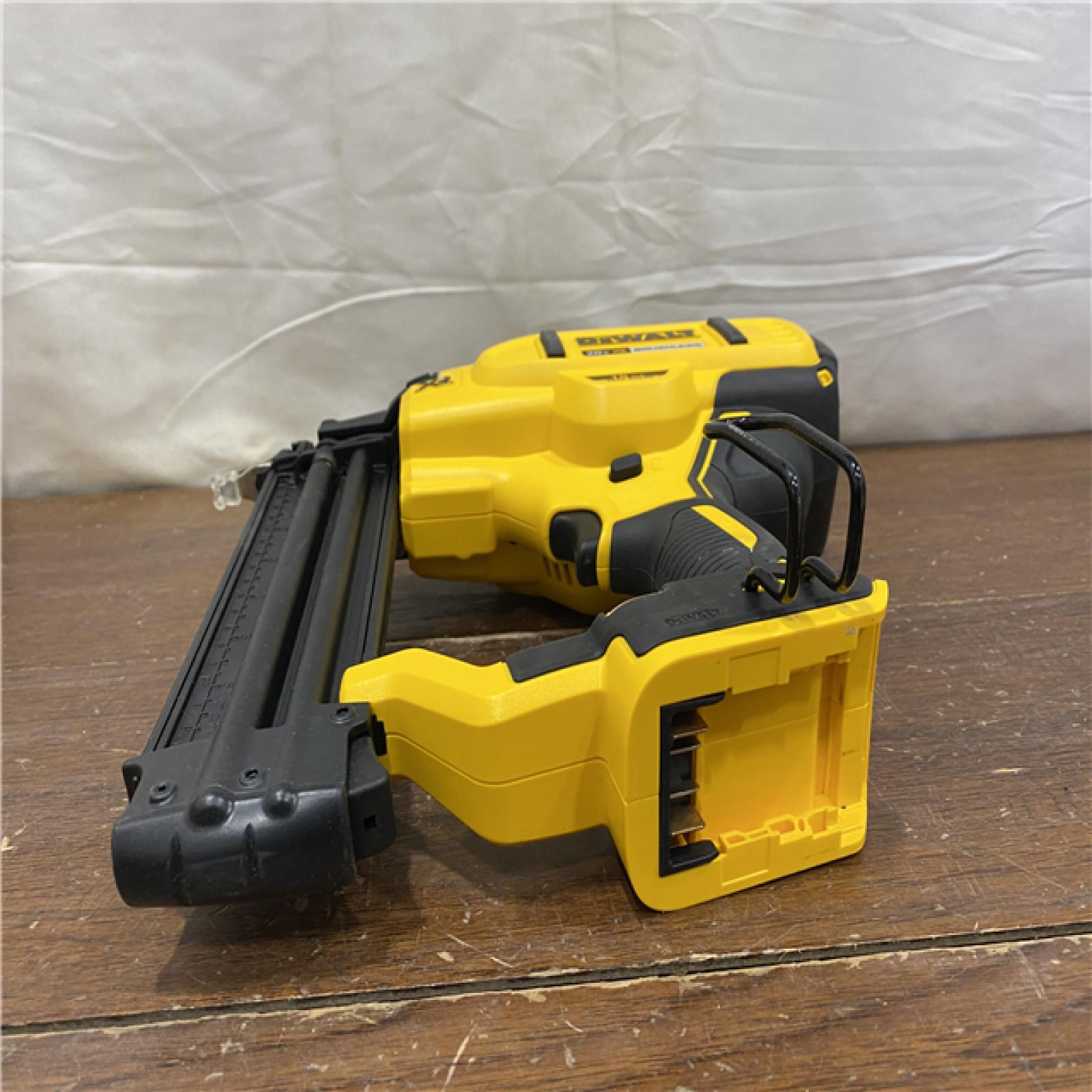 AS-IS DEWALT 20V MAX XR 18 Gauge Brad Nailer Kit