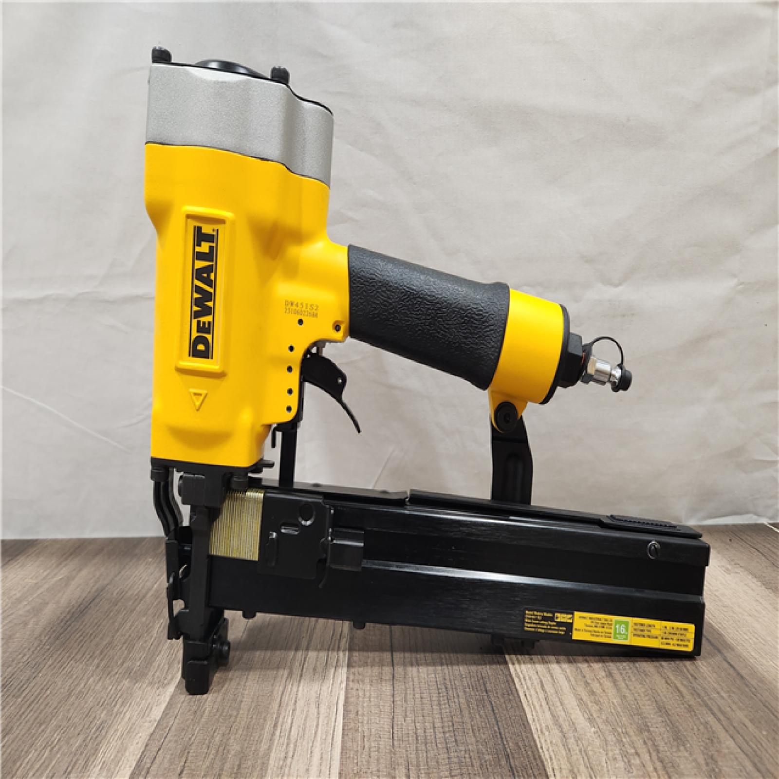 AS-IS- DeWalt DW451S2 16 Gauge 1 Crown 2 Lathing Stapler