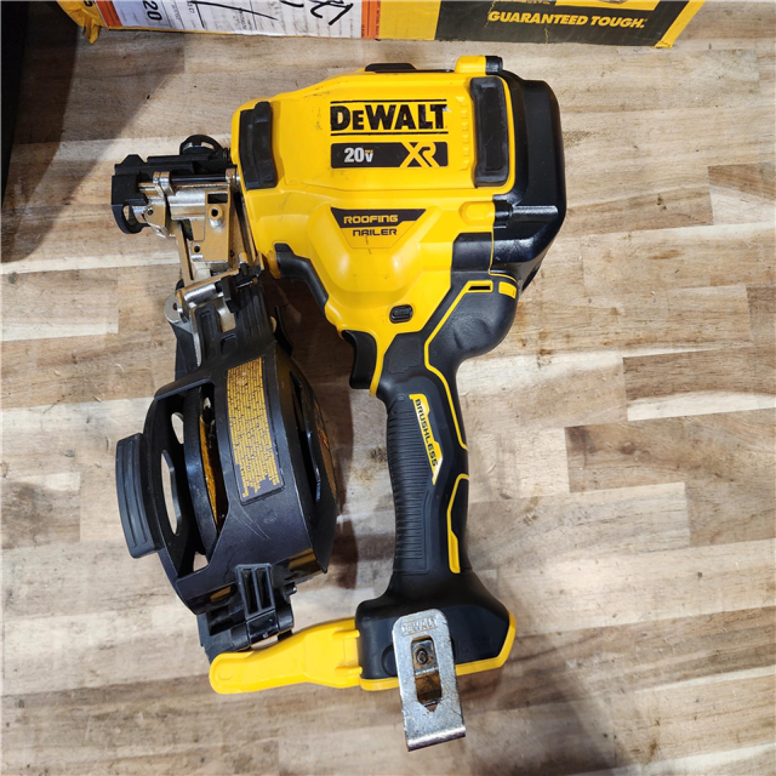 HOUSTON LOCATION - AS-IS DEWALT 20V MAX Lithium-Ion 15-Degree Electric Cordless Roofing Nailer Kit