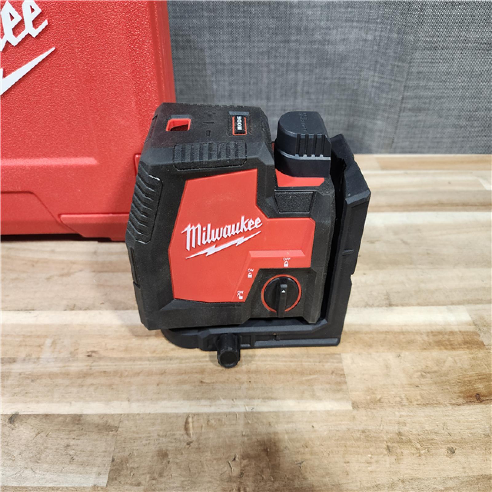 HOUSTON LOCATION - AS-IS (APPEARS LIKE NEW) Milwaukee Green 100 ft. Cross Line and Plumb Points Rechargeable Laser Level with REDLITHIUM Lithium-Ion USB Battery and Charger