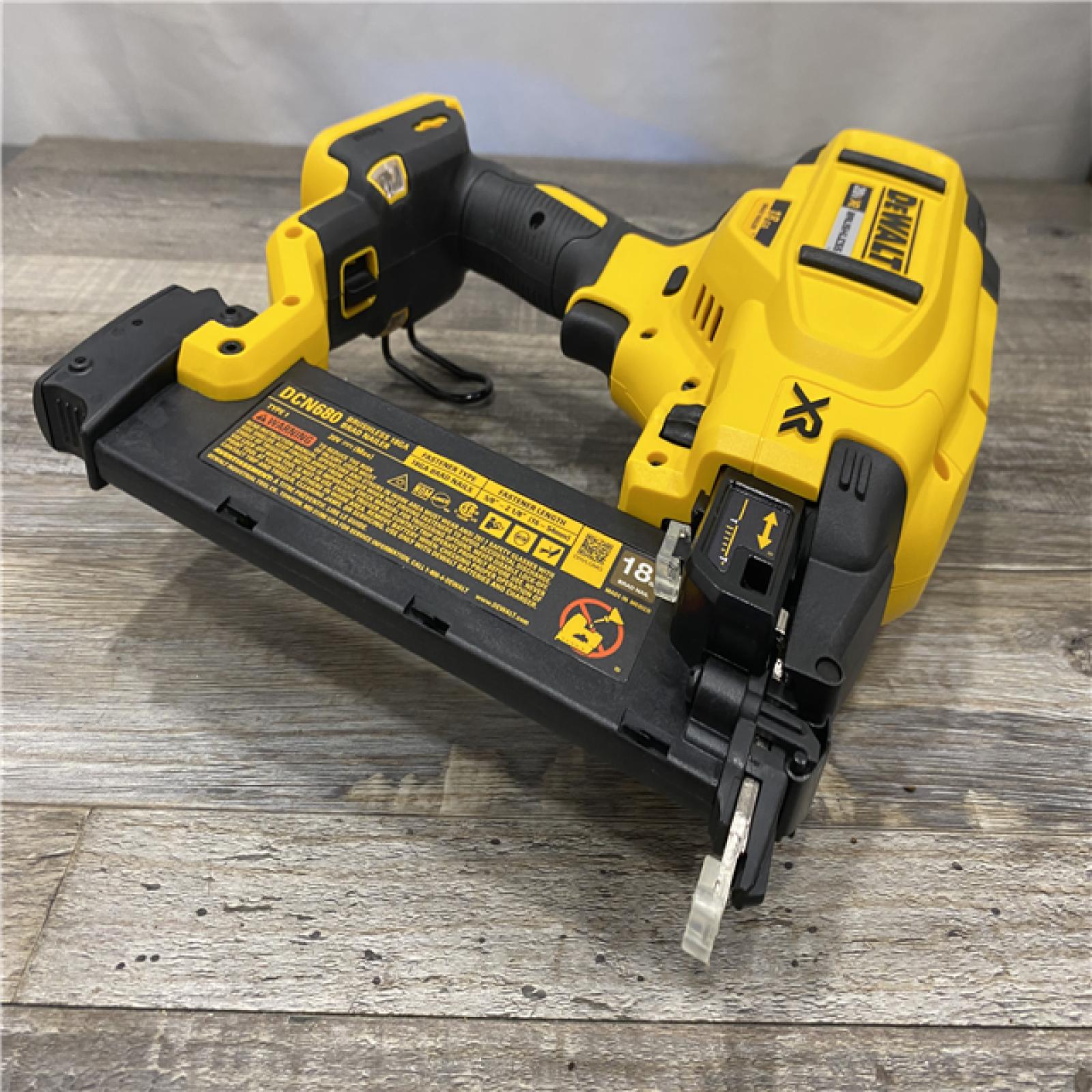 AS-IS DEWALT 20V MAX XR 18 Gauge Brad Nailer Kit