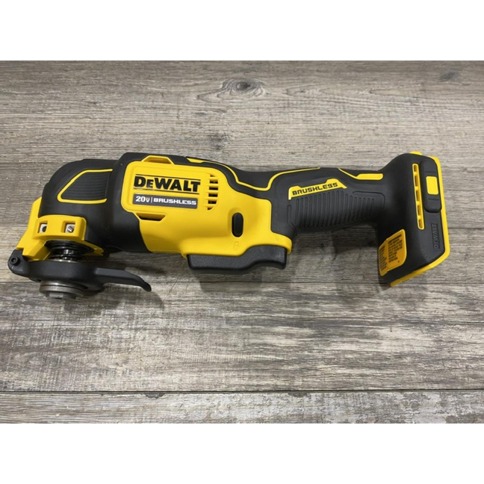 LIKE NEW - DEWALT ATOMIC 20V MAX Cordless Brushless Oscillating Multi Tool Kit