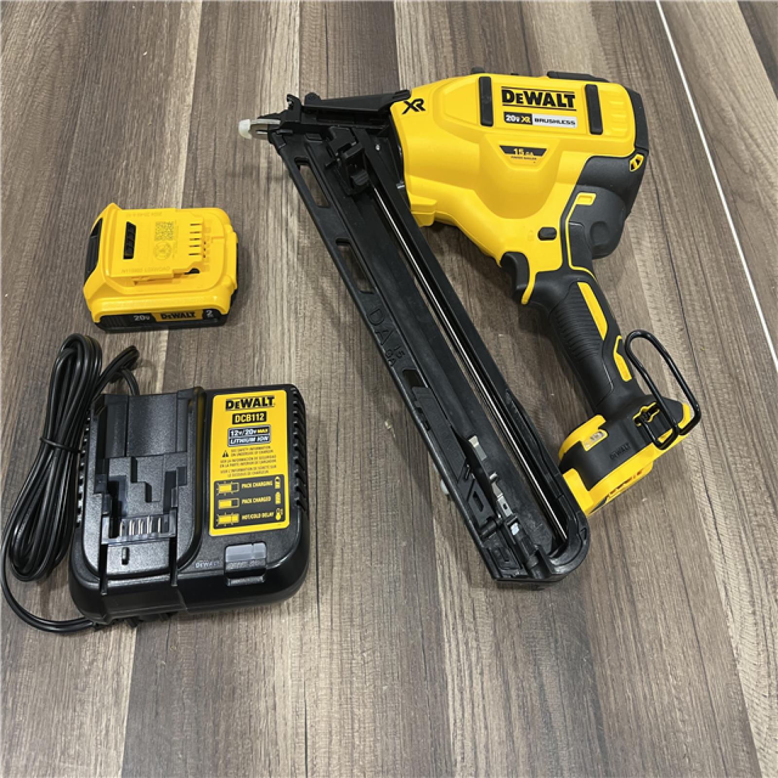 GOOD DeWalt 20V MAX XR 15 Ga. Cordless 34 Deg Nailer Kit (Battery & Charger) 20 V