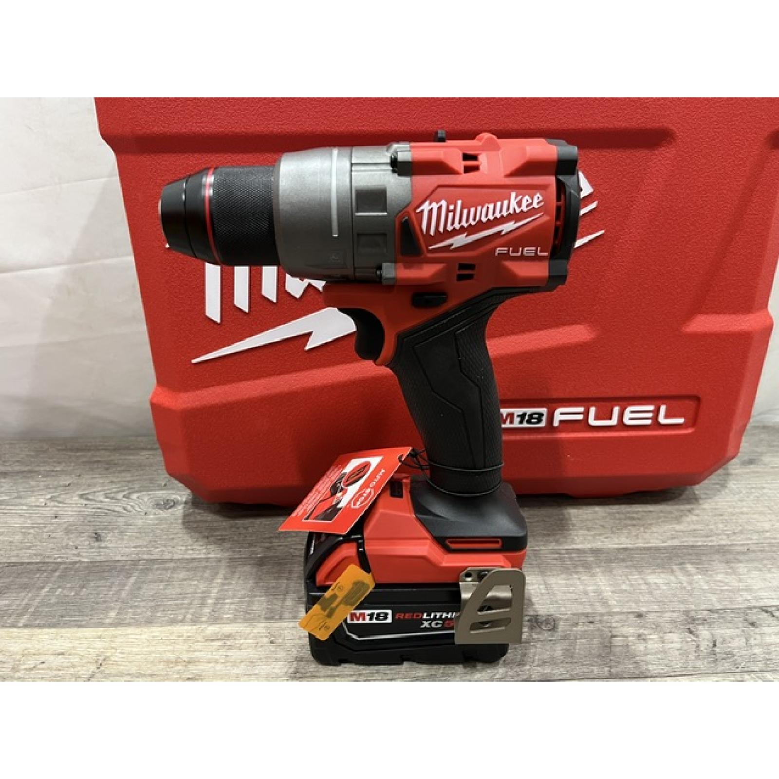 NEW - Milwaukee FUEL 18V Lithium-Ion Brushless Cordless 1/2 in. Drill/Driver Kit