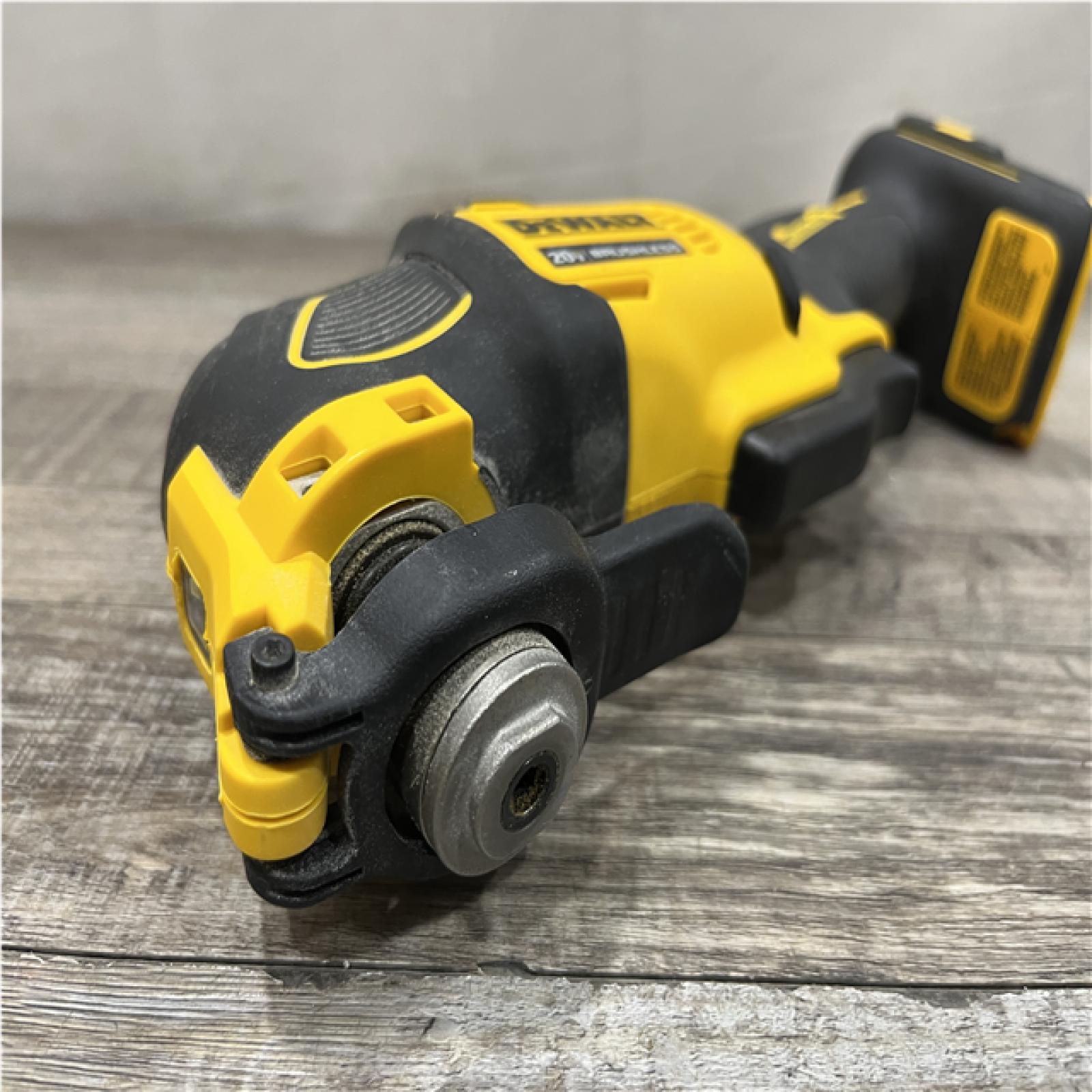 AS-IS DEWALT ATOMIC 20V MAX Lithium-Ion Cordless Brushless Oscillating Tool Kit
