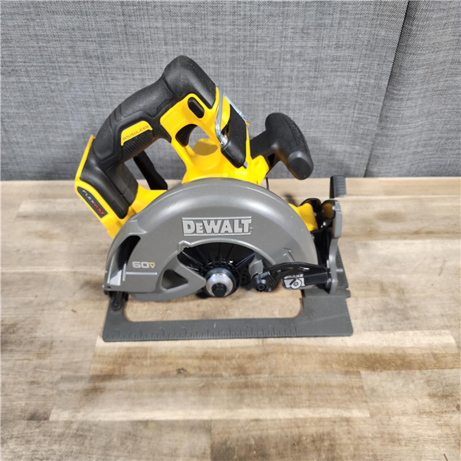 HOUSTON LOCATION - AS-IS DeWALT Flexvolt Max 7-1/4  60V Brushless Circular Saw DCS578B (Bare Tool)