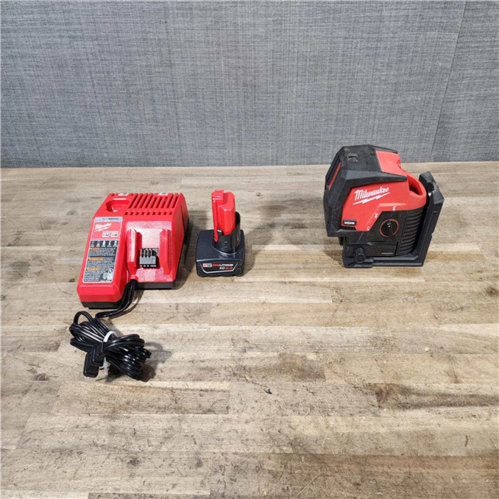 HOUSTON LOCATION - AS-IS Milwaukee Green 125 Ft. Cross Line and Plumb Points Laser Level Kit