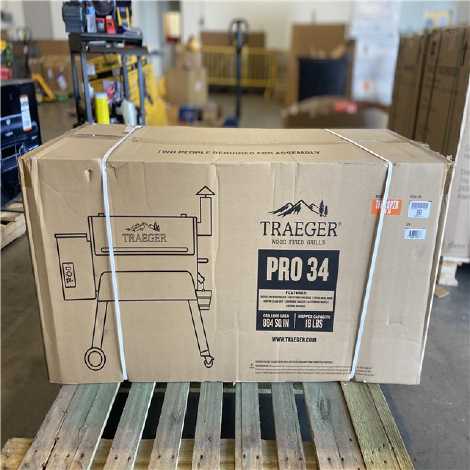 DALLAS LOCATION - Traeger Pro Series 34-Pellet Grill and Smoker in Bronze Cooking Area in Black
