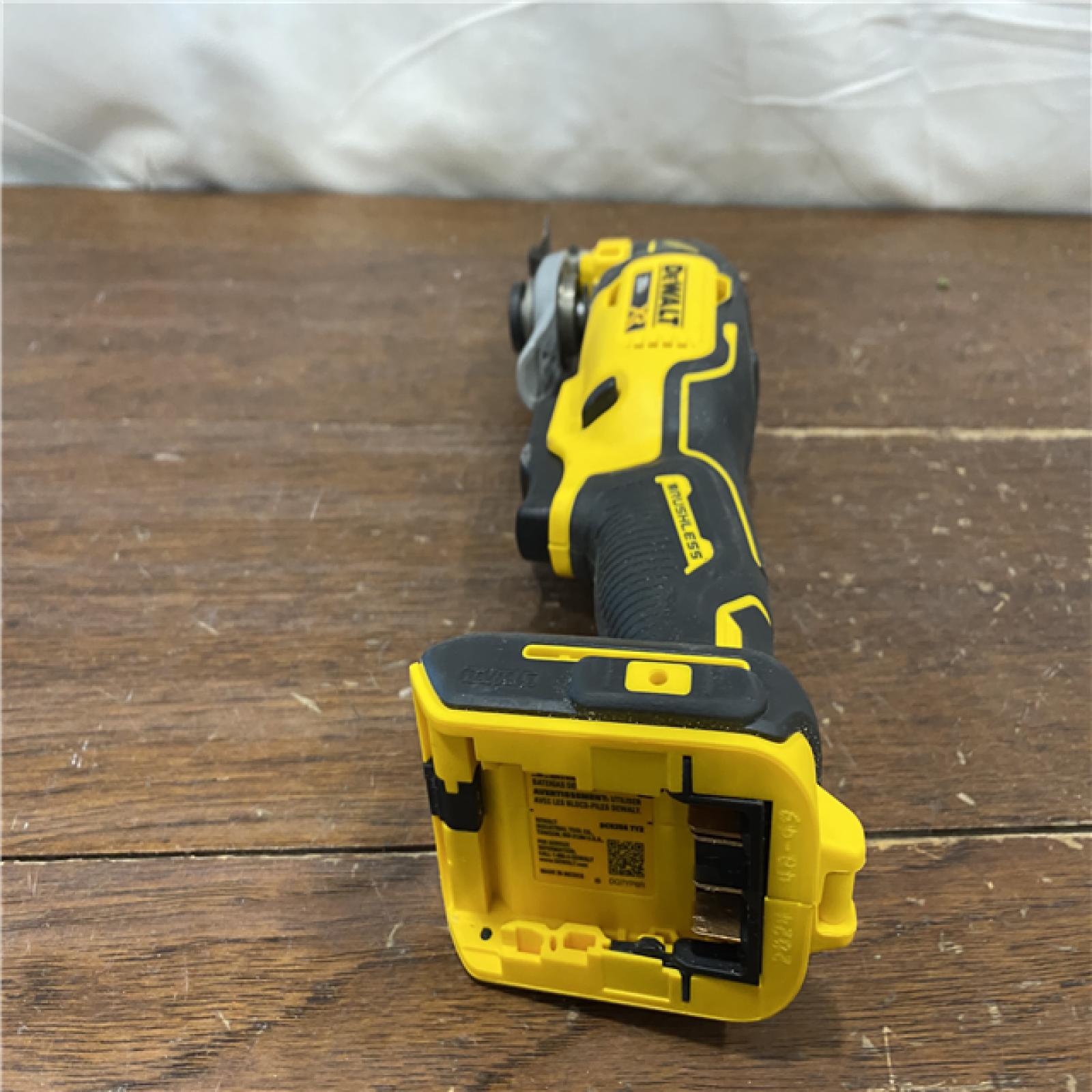 AS-IS Dewalt 20-Volt MAX Cordless Brushless Oscillating Tool (Tool Only)