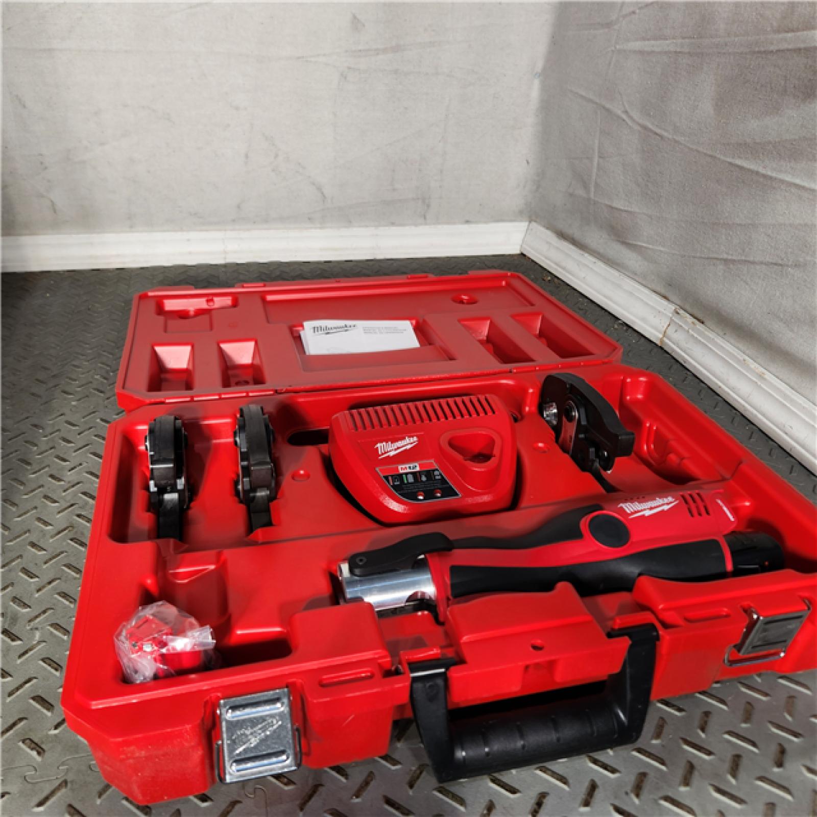 HOUSTON Location-AS-IS-Milwaukee M12 Force Logic Press Tool 1/2 in. to 1 in. Kit NEW!