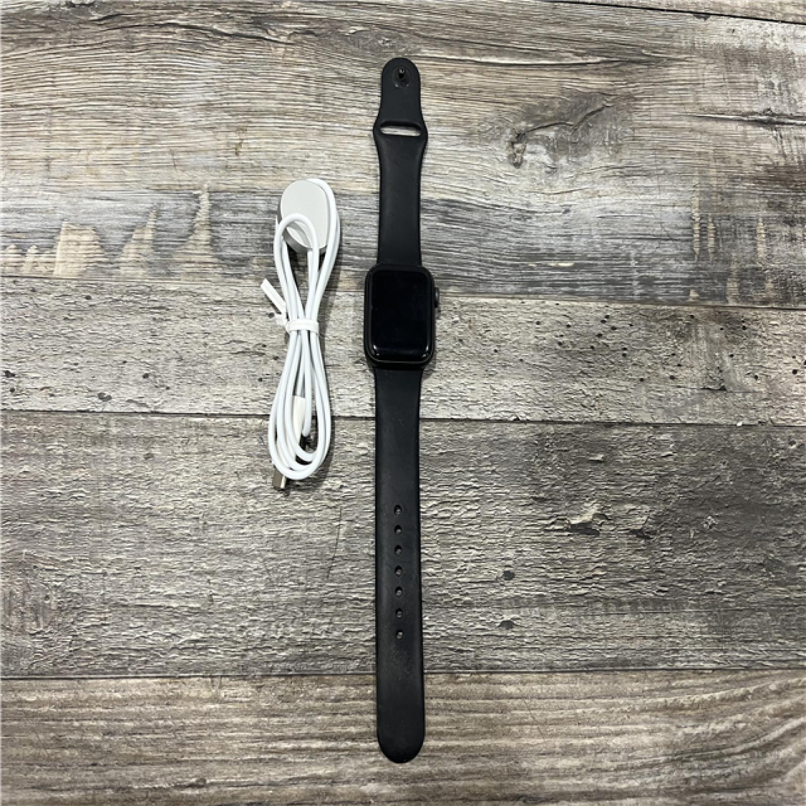 AS-IS Apple Watch Nike SE (GPS + LTE 40mm) - WR-50 METERS
