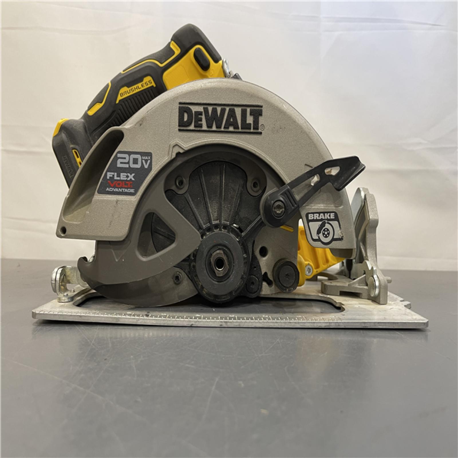 AS-IS - 20V MAX Cordless Brushless 7-1/4 in. Sidewinder Style Circular Saw with FLEXVOLT ADVANTAGE (Tool Only)