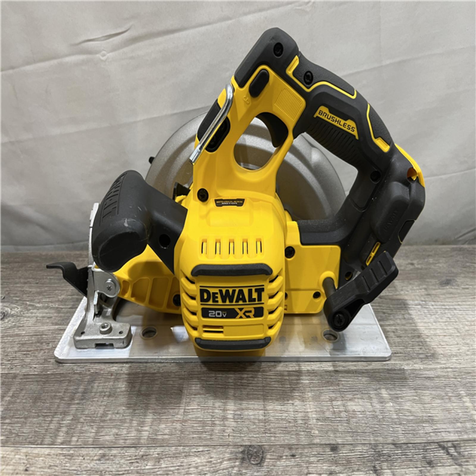 AS-IS DEWALT 20-Volt MAX 7-1/4 in. Cordless Circular Saw (Tool Only)