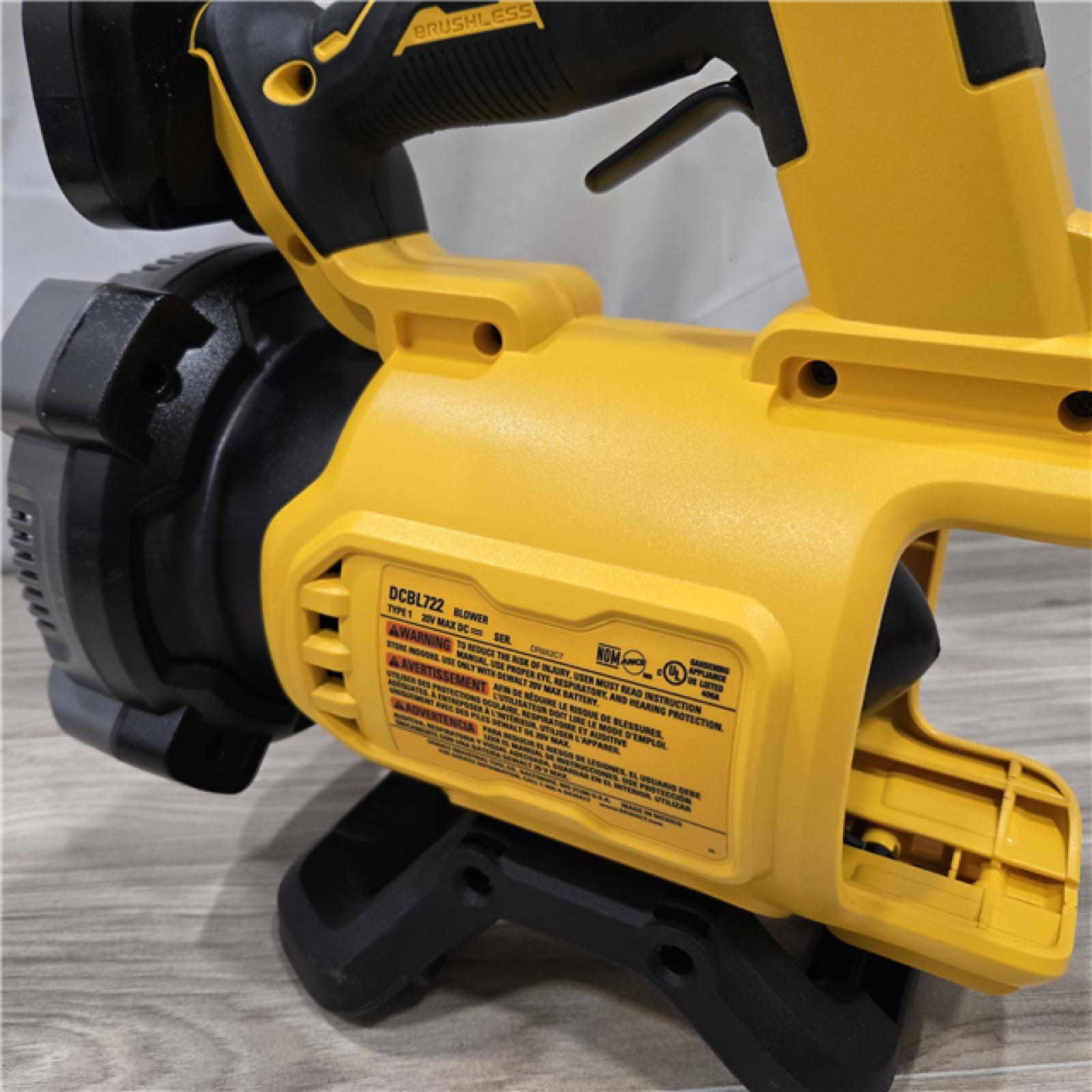 LIKE NEW! - DEWALT 20V MAX Cordless String Trimmer & Blower Combo Kit