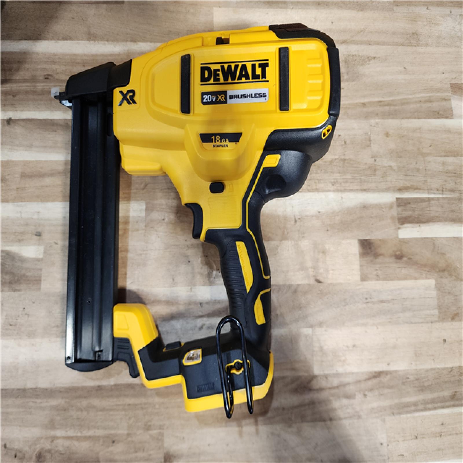 HOUSTON LOCATION - AS-IS DeWALT DCN681D1 20V MAX 18ga Cordless Brushless Narrow Crown Stapler Kit w/ BATTERY & CHARGER