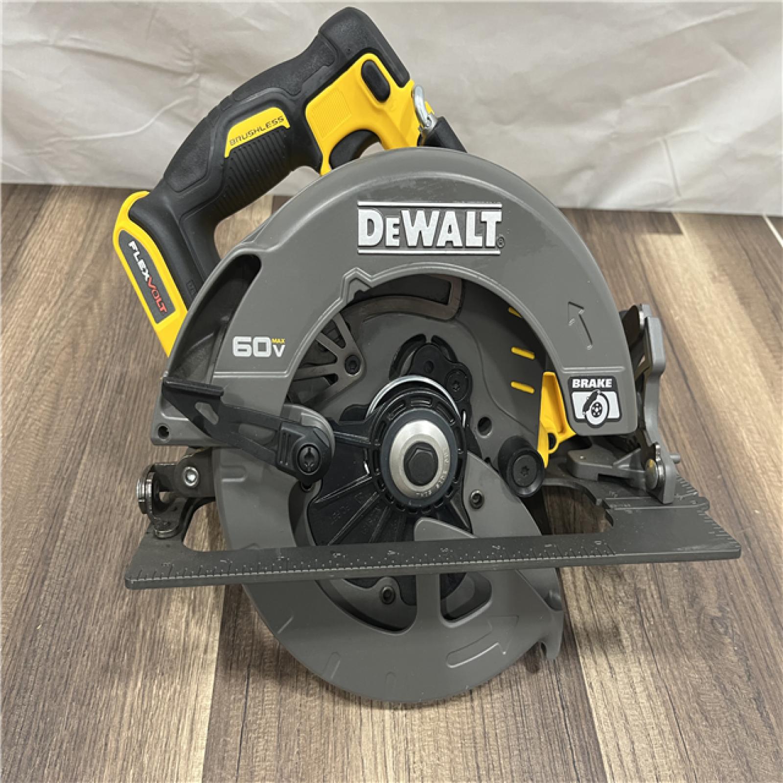 AS-IS DeWALT Flexvolt Max 7-1/4  60V Brushless Circular Saw DCS578B