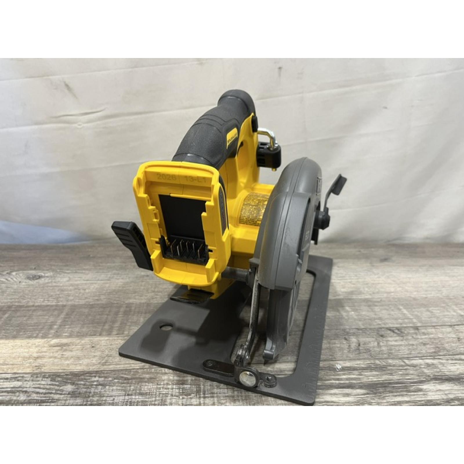 AS-IS DEWALT FLEXVOLT 60V MAX Cordless Brushless 7-1/4 in. Circular Saw with Brake (Tool Only)