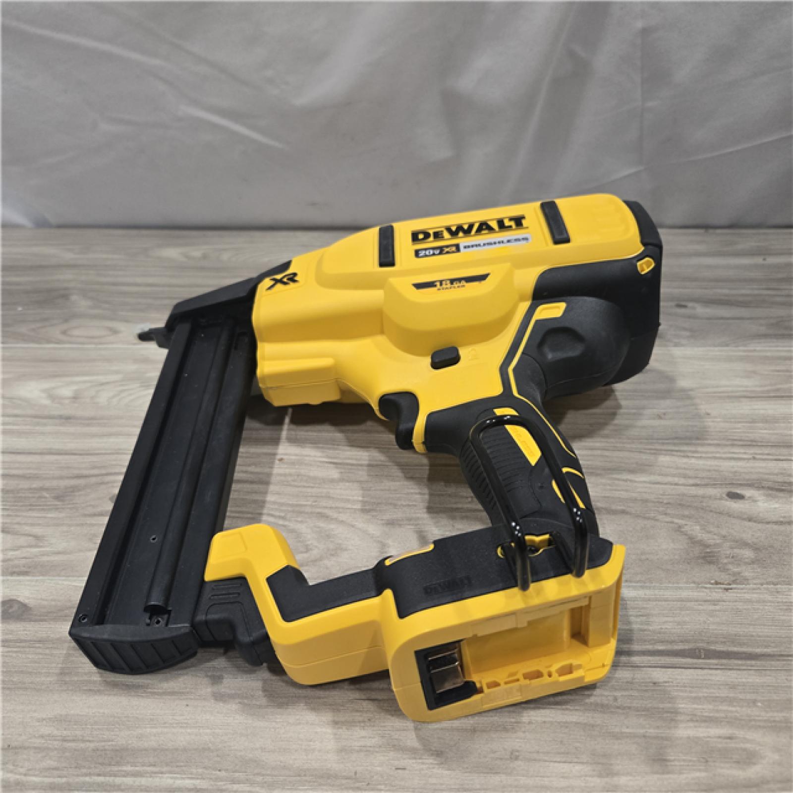 AS-IS DeWALT DCN681D1 20V MAX 18ga Cordless Narrow Crown Stapler Kit