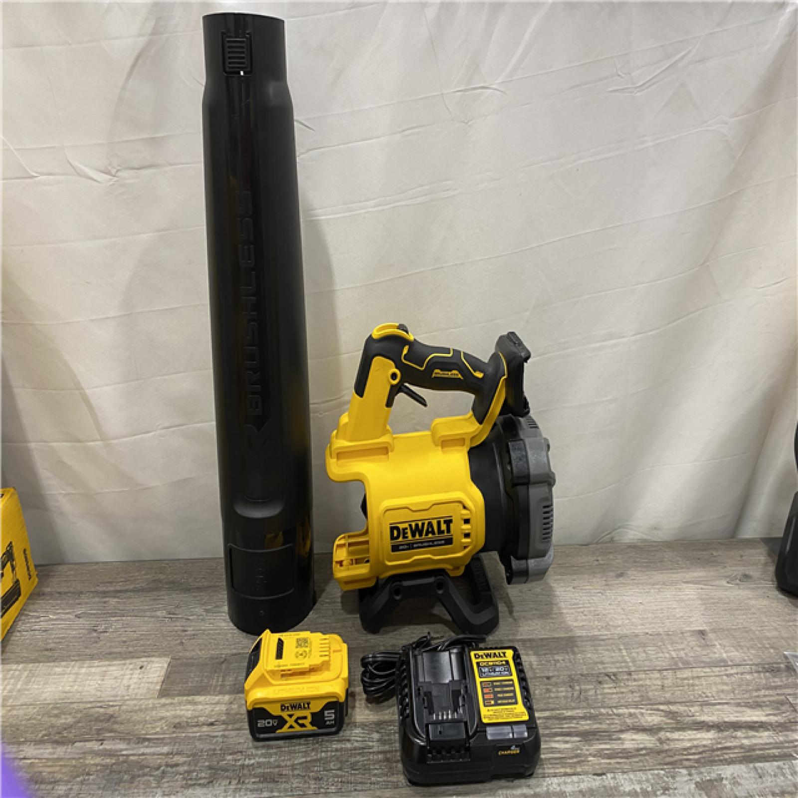 AS-IS DEWALT 20V MAX* XR Brushless Cordless Handheld Blower Kit