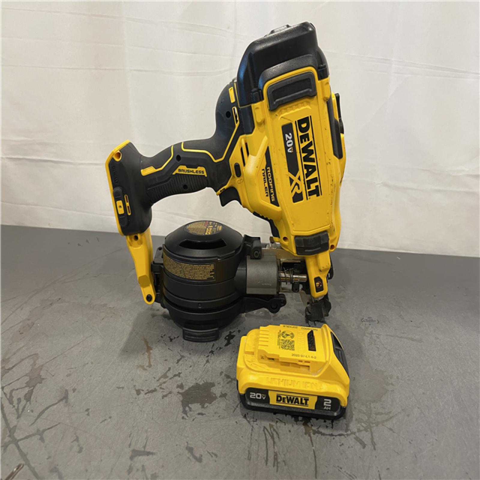 AS-IS - DeWalt 20V MAX Lithium-Ion 15-Degree Cordless Roofing Nailer Kit