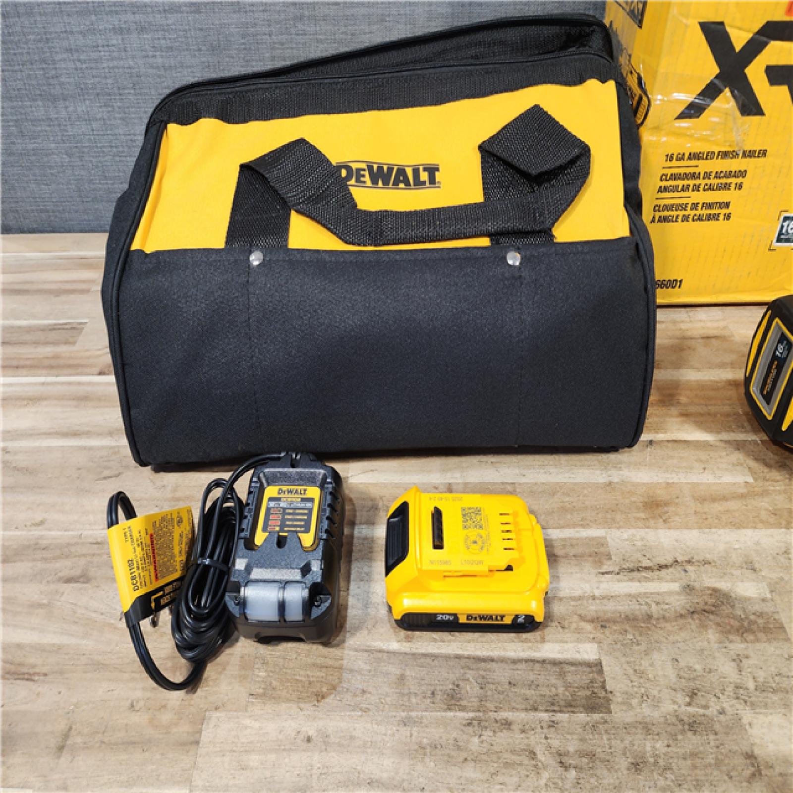 HOUSTON LOCATION - AS-IS DEWALT 20V MAX XR 16-Gauge Electric Cordless Angled Finishing Nailer Kit