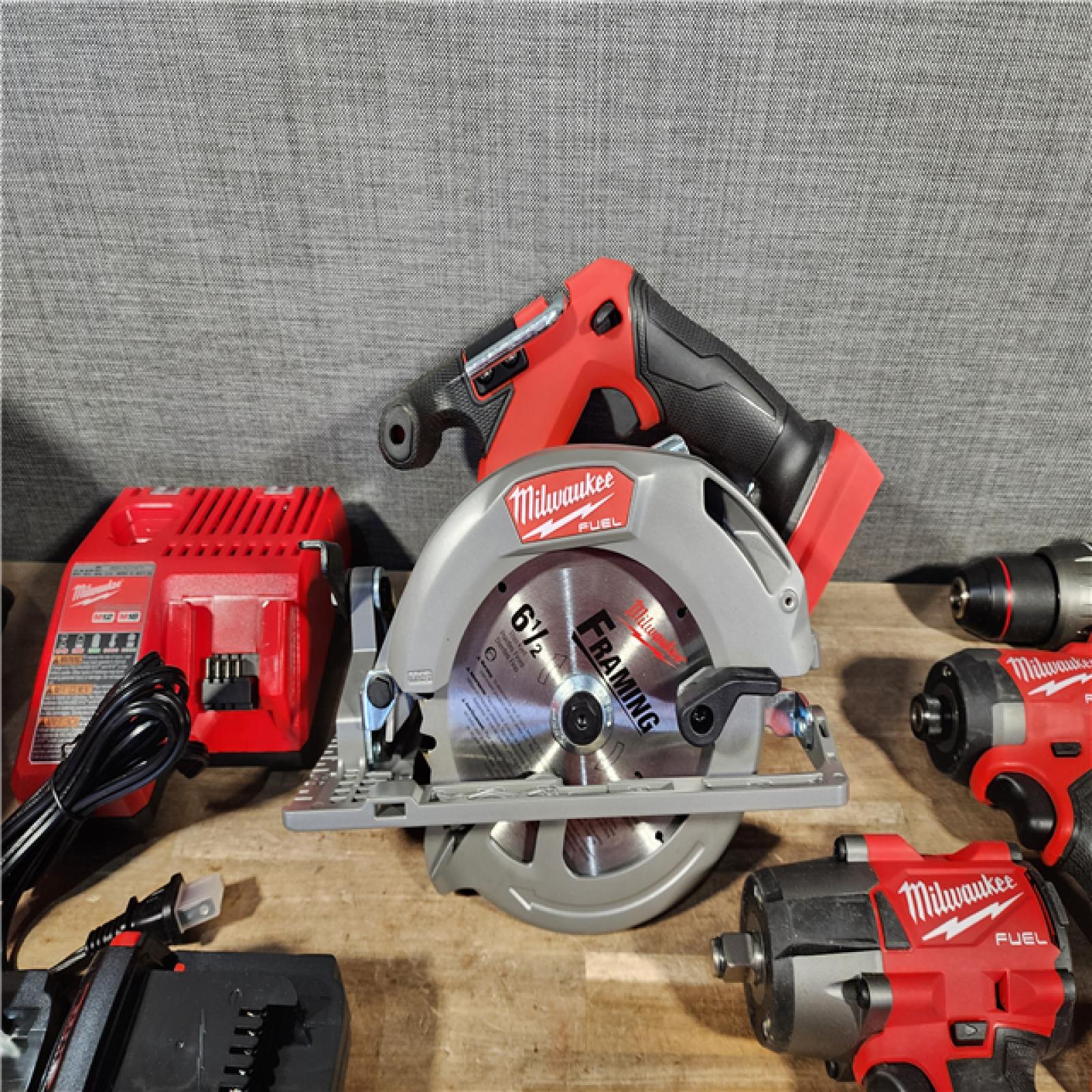 HOUSTON LOCATION - AS-IS MILWAUKEE 6 TOOL COMBO KIT W/ (2) BATTERY & CHARGER