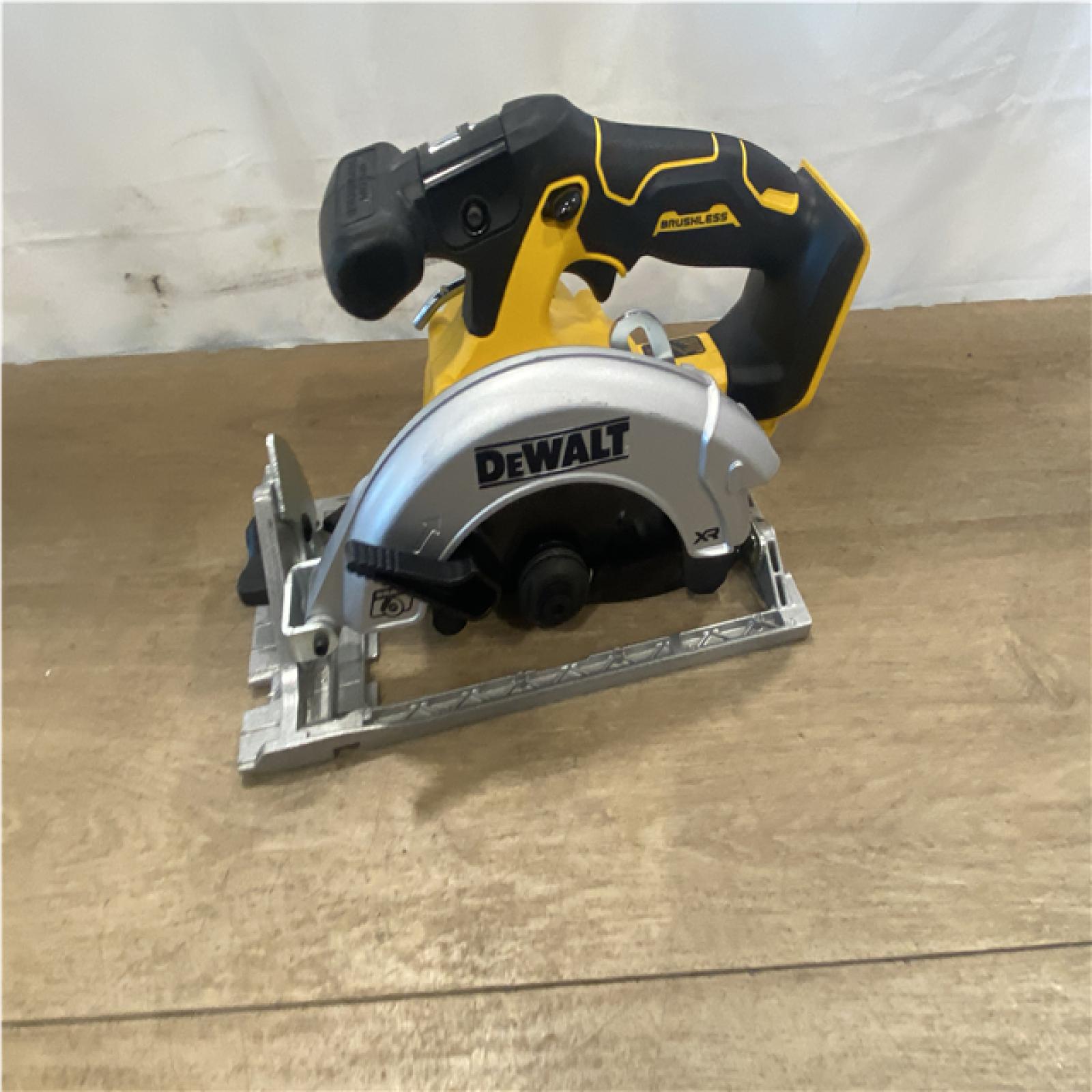 AS-IS Dewalt-DCS565P1 20V MAX* 6-1/2 in. Brushless Cordless Circular Saw Kit