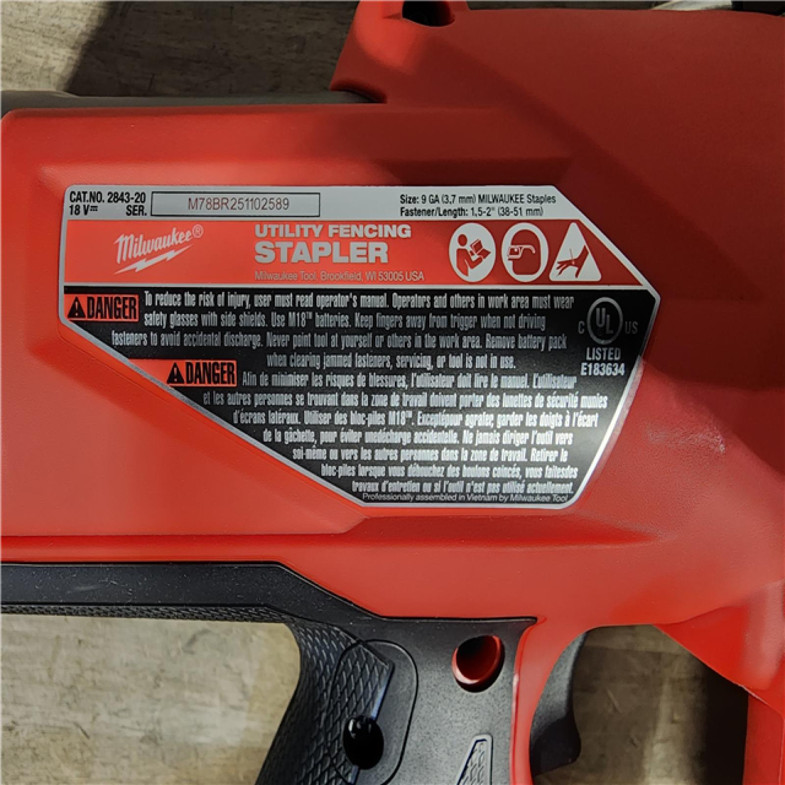 HOUSTON LOCATION - AS-IS Milwaukee M18 FUEL Brushless Cordless 9-Gauge 2 Utility Fencing Stapler (Tool Only)
