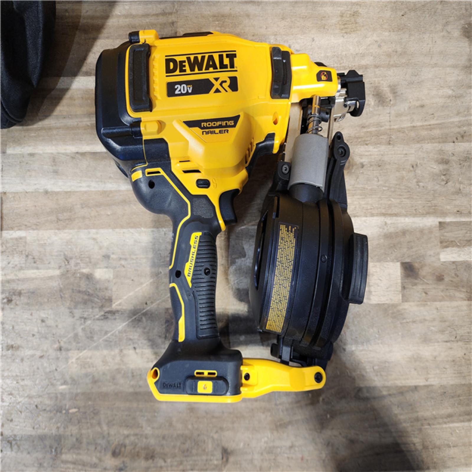 HOUSTON LOCATION - AS-IS DEWALT Roofing Nailer Cordless Kit w/ Battery & Charger