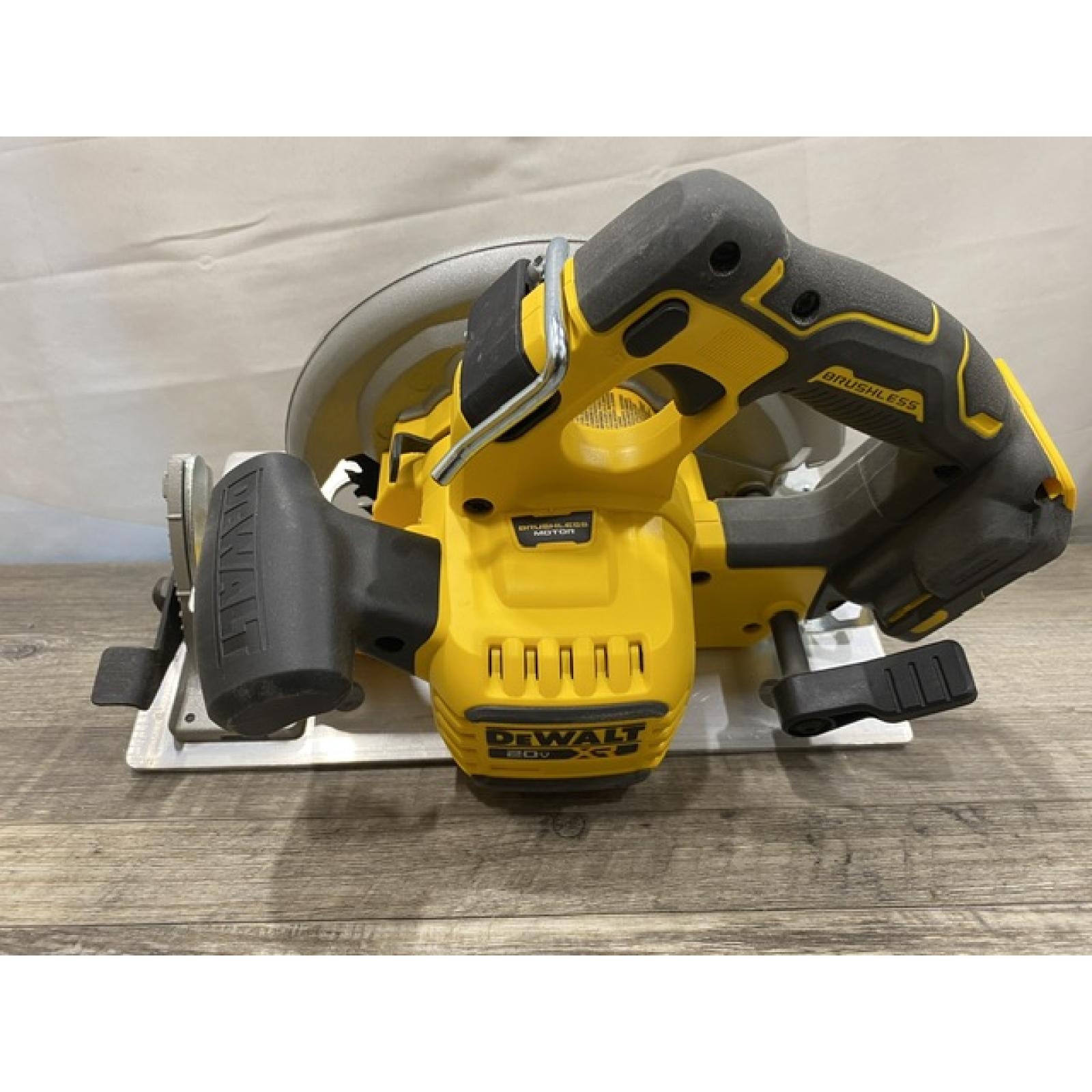 AS-IS DEWALT 20-Volt MAX 7-1/4 in. Cordless Circular Saw (Tool Only)