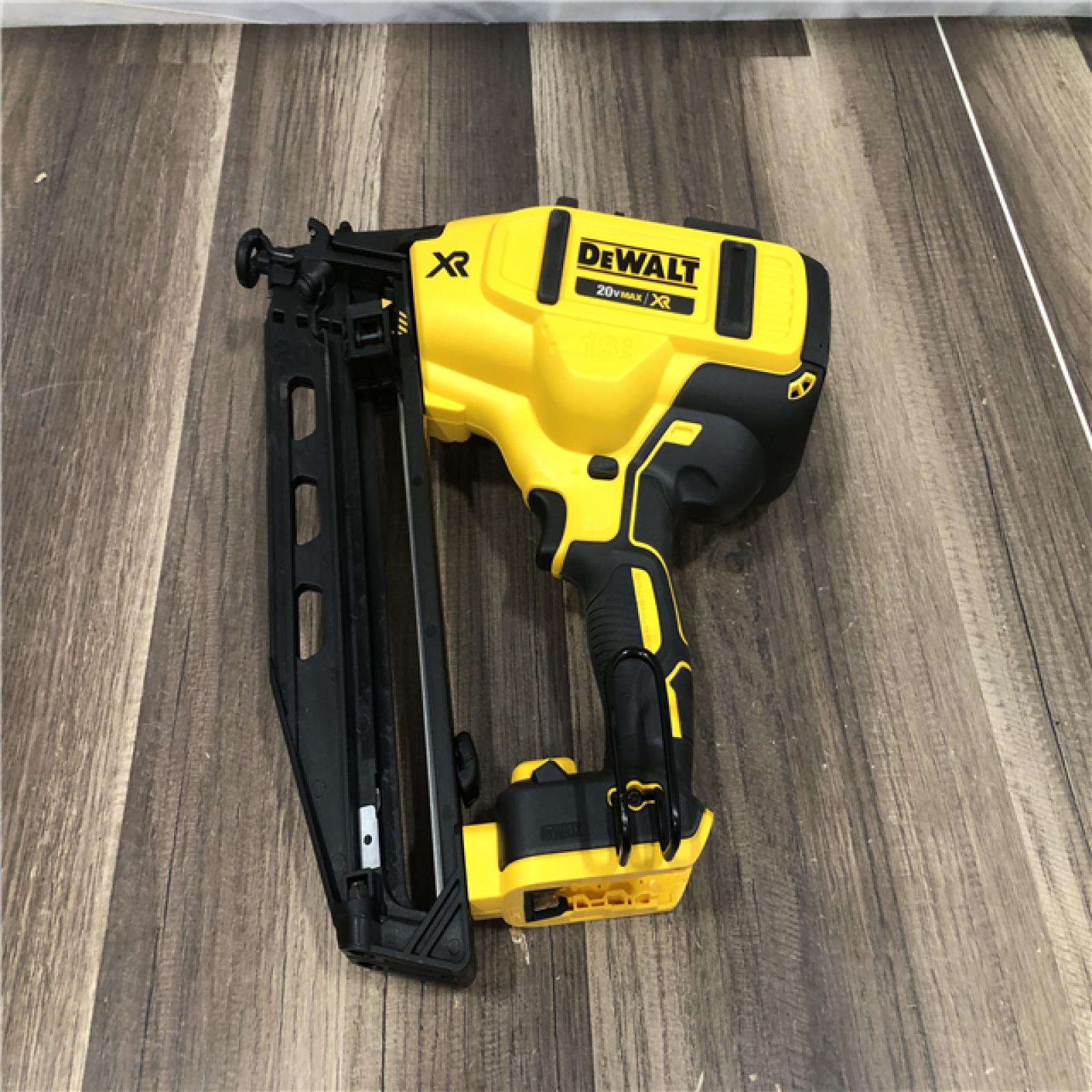 AS-IS DEWALT 20V MAX XR 16-Gauge Electric Cordless Angled Finishing Nailer Kit