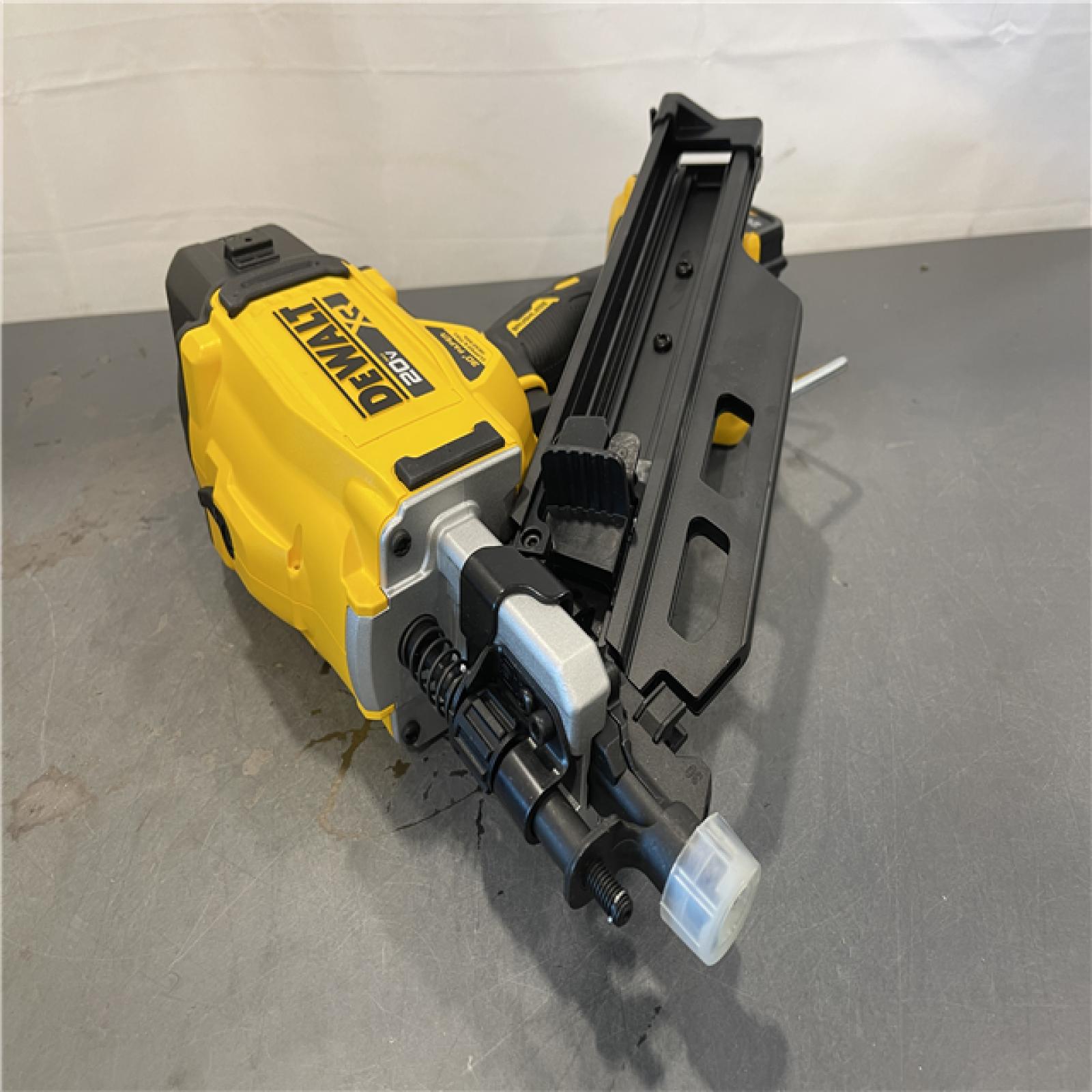 AS-IS - DeWalt 20-Volt 30° Cordless Framing Nailer Kit