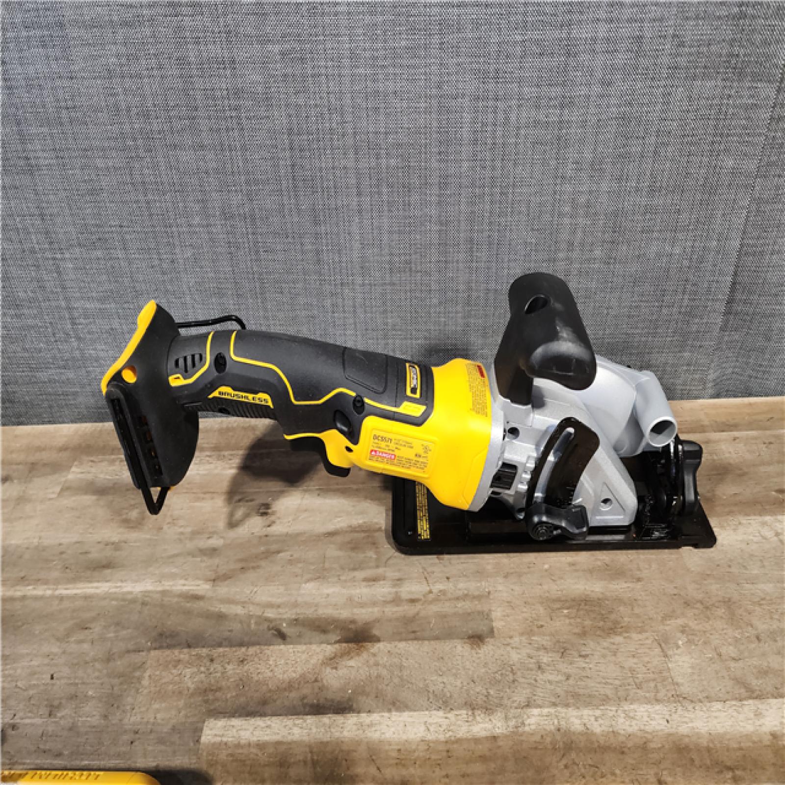 HOUSTON LOCATION - AS-IS DEWALT ATOMIC 20V MAX Cordless Brushless 4-1/2 in. Circular Saw W/ BATTERY & CHARGER
