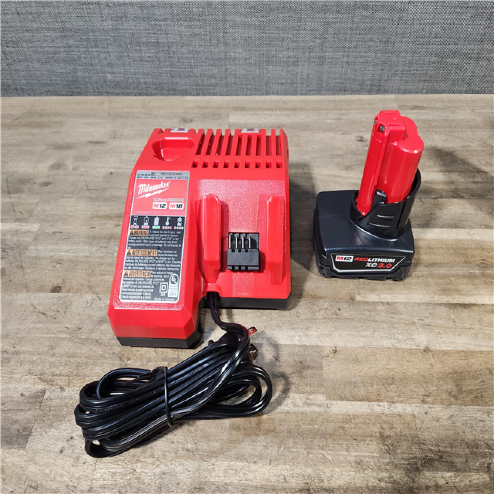 HOUSTON LOCATION - AS-IS Milwaukee-3632-21 M12 Green Beam Laser 360° 3-Plane Kit