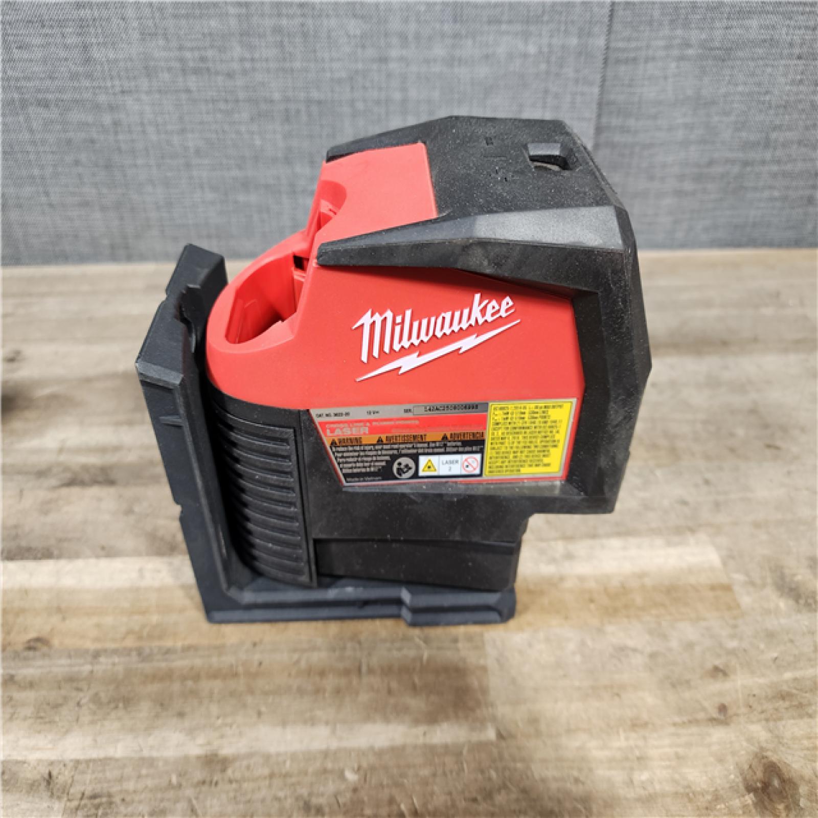 HOUSTON LOCATION - AS-IS Milwaukee Green 125 Ft. Cross Line and Plumb Points Laser Level Kit