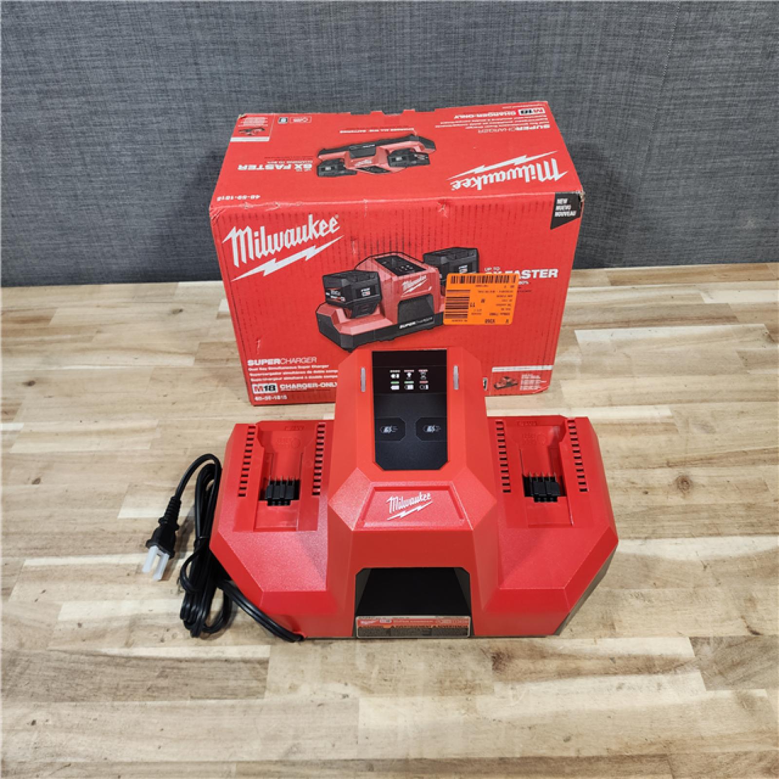 HOUSTON LOCATION - AS-IS (APPEARS LIKE NEW) Milwaukee M18 18V Dual Bay Simultaneous Super Charger