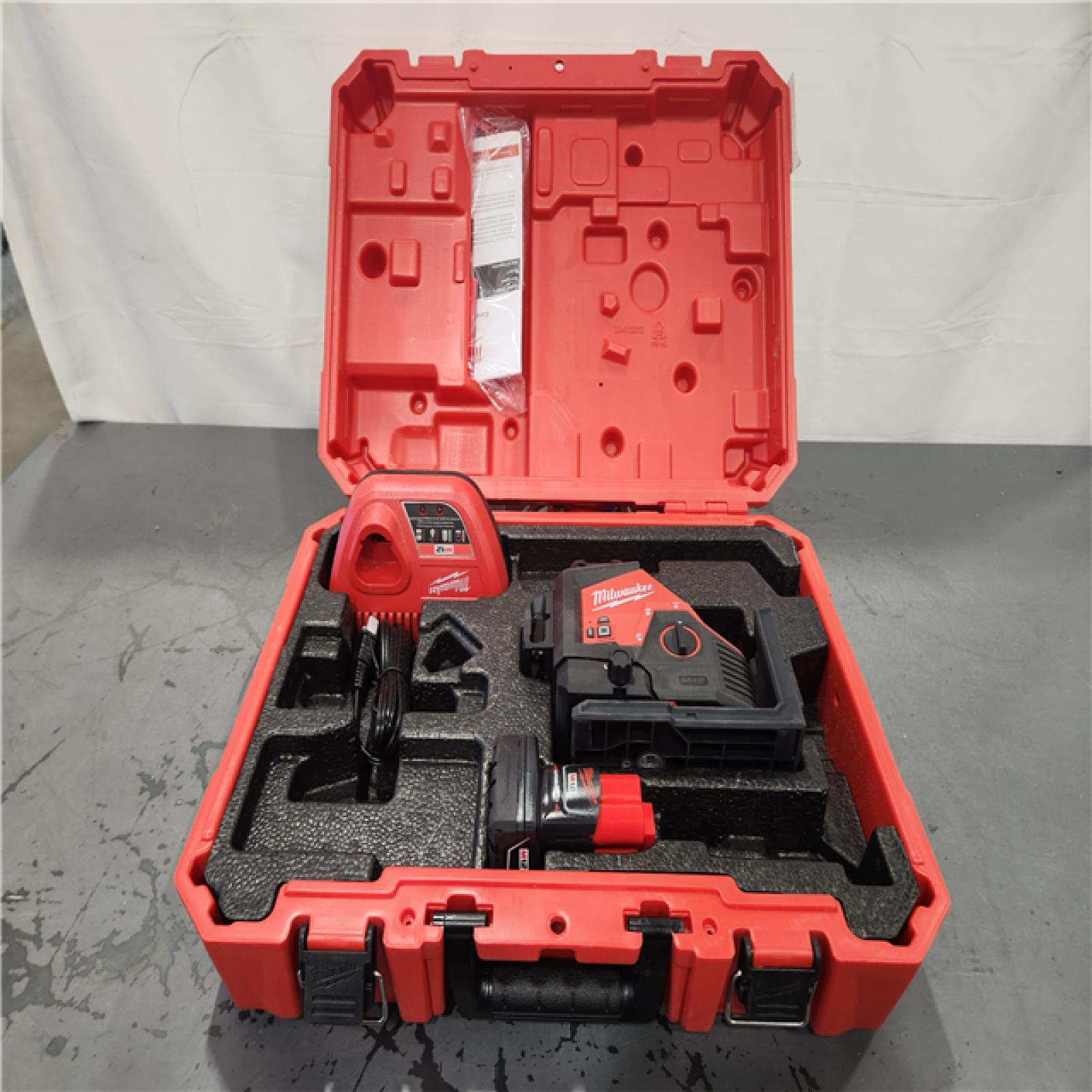 AS-IS- Milwaukee- M12 Green Beam Laser 360° 3-Plane Kit