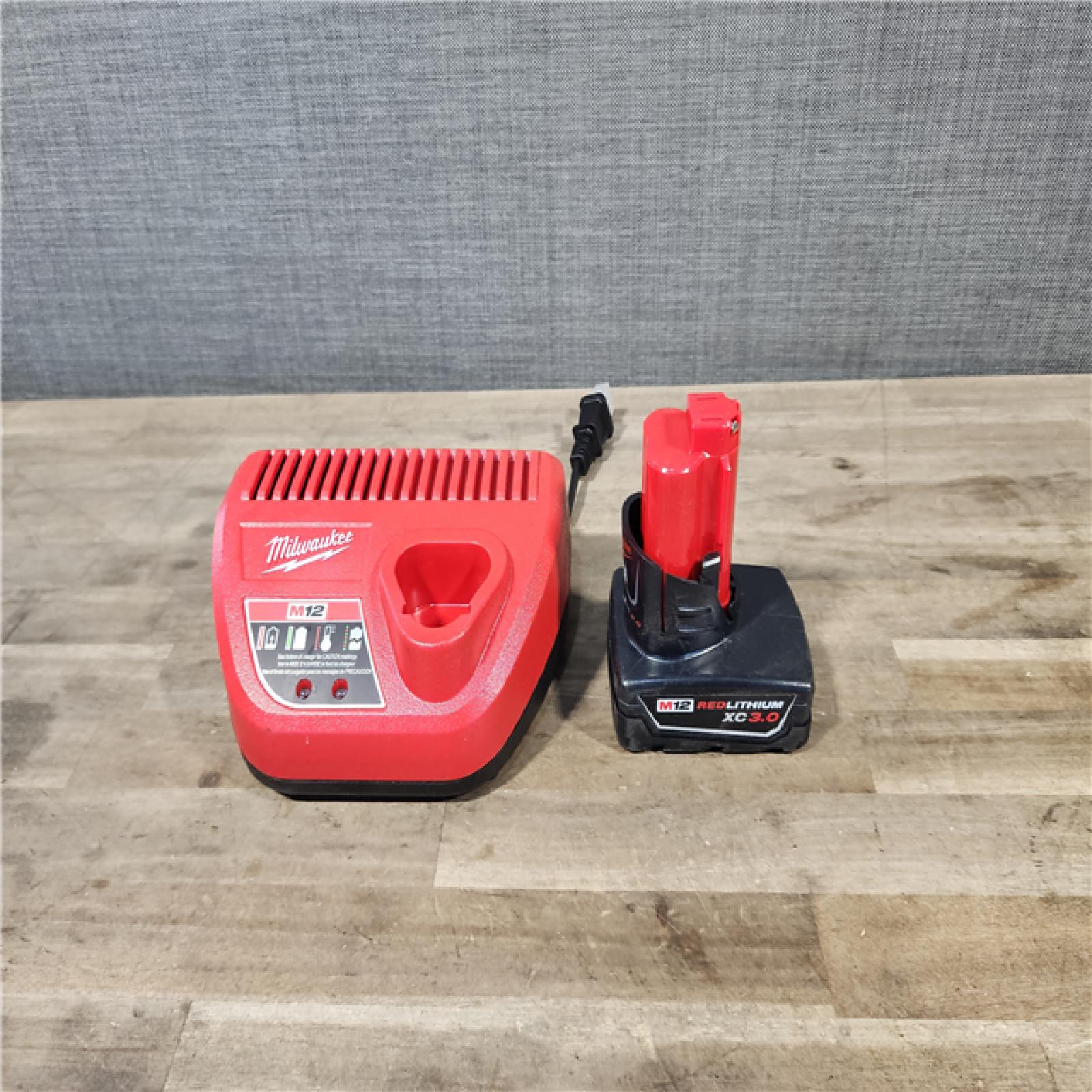 HOUSTON LOCATION - AS-IS Milwaukee 2569-20 12V Cordless 3/8  Extended Reach High Speed Ratchet W/ BATTERY & CHARGER