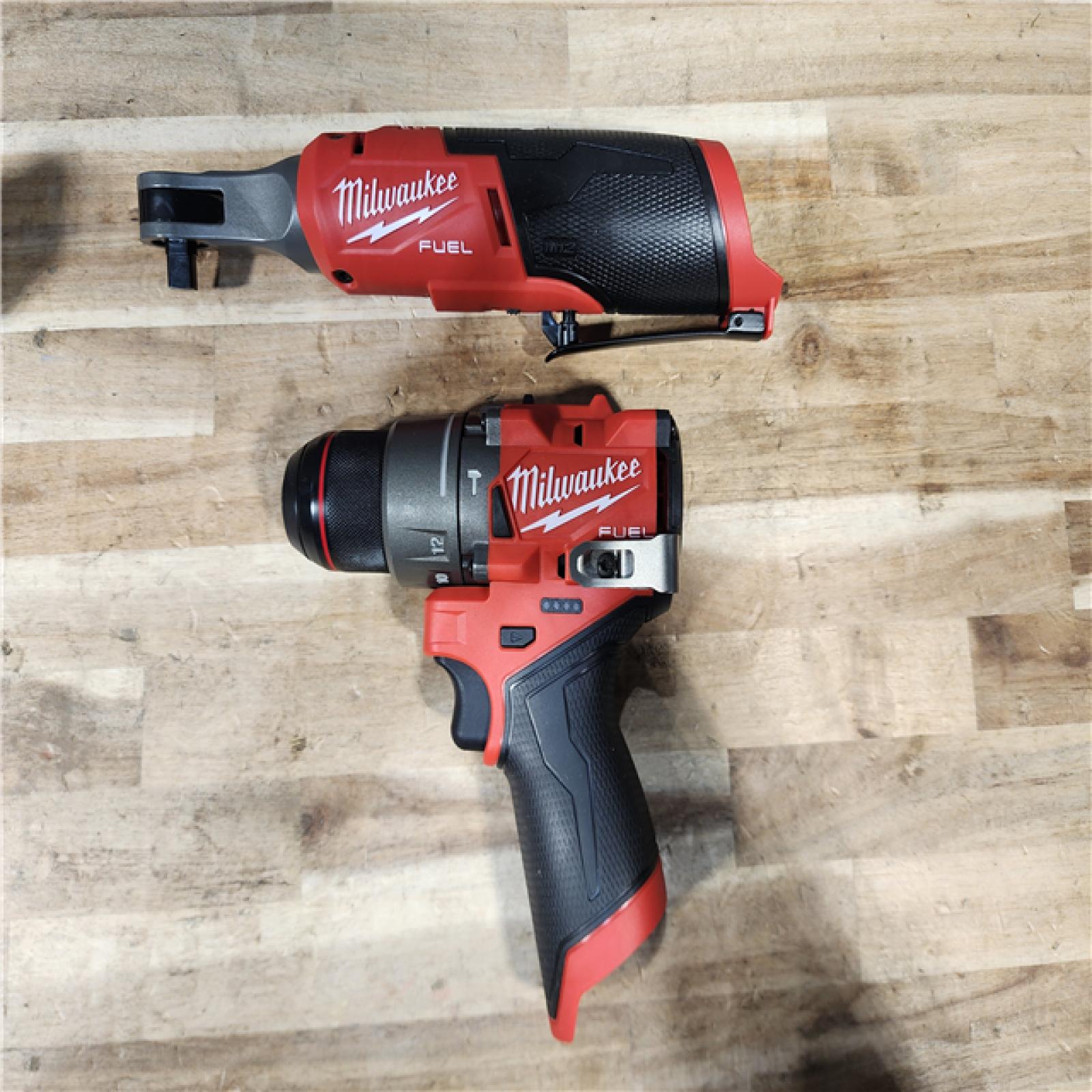 HOUSTON LOCATION - AS-IS MILWAUKEE 2 TOOL COMBO KIT W/ (2) BATTERY & CHARGER