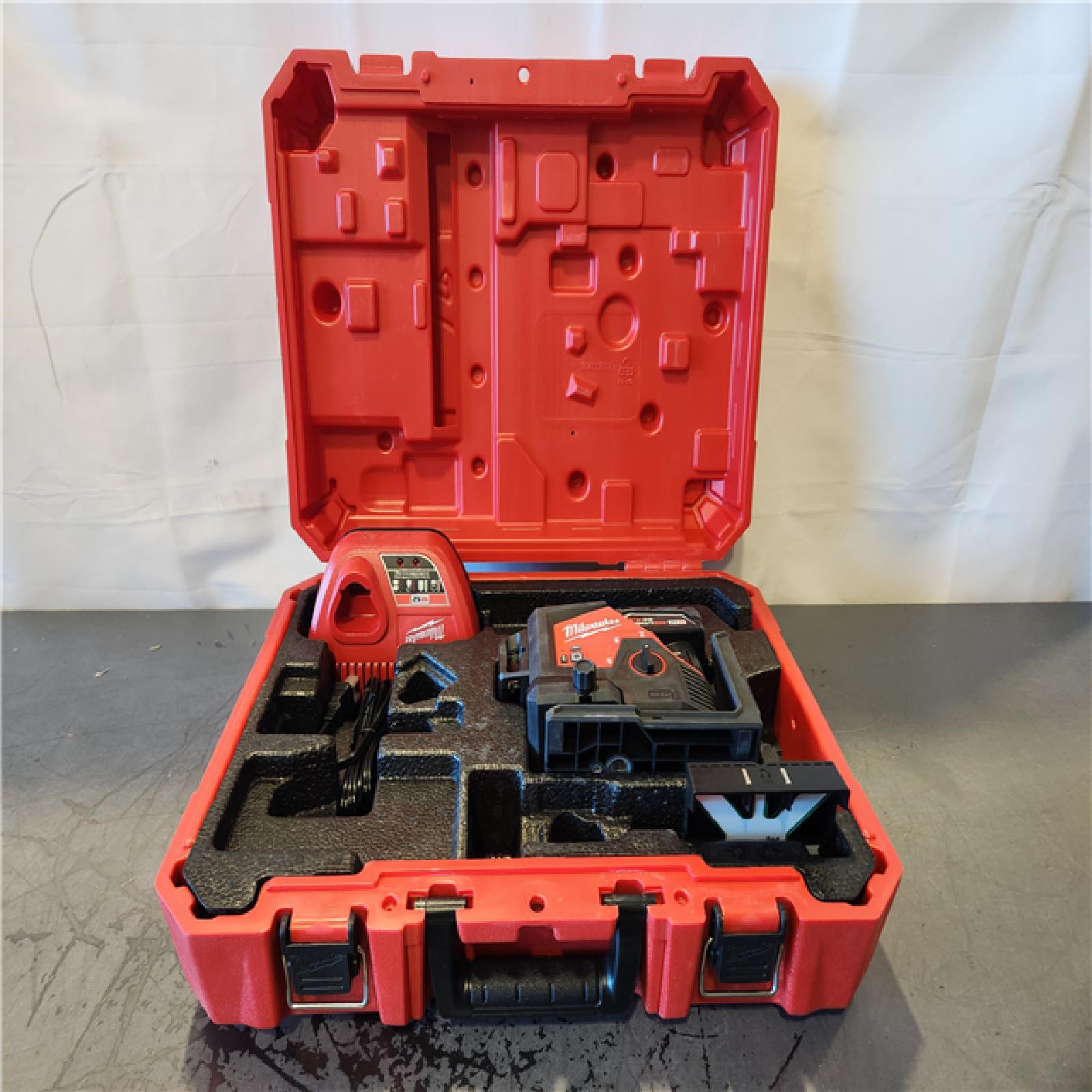 AS-IS- Milwaukee M12 Green Beam Laser 360° 3-Plane Kit