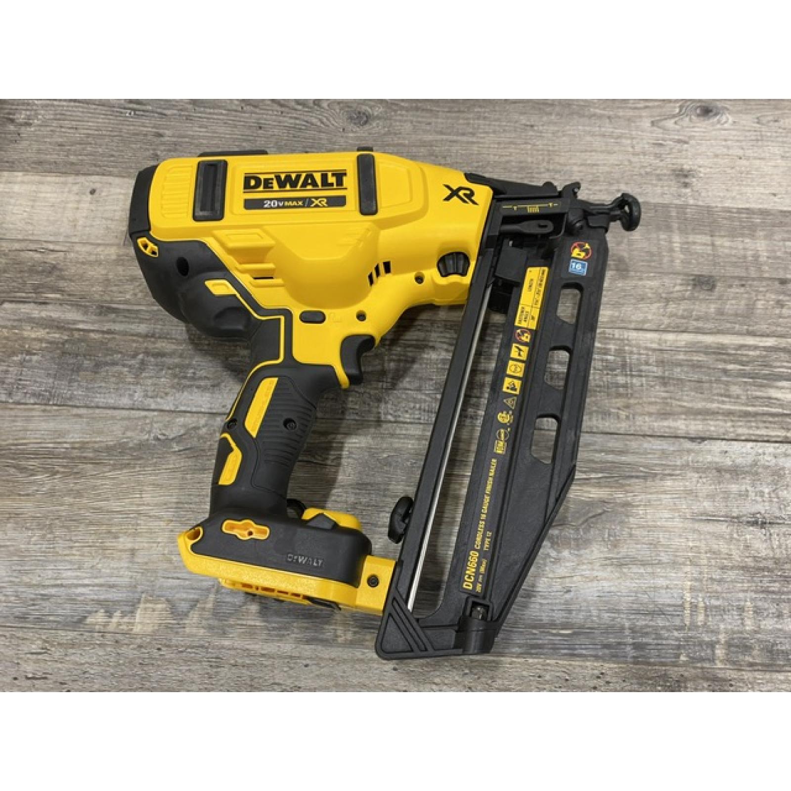 AS-IS DEWALT 20V MAX XR 16-Gauge Electric Cordless Angled Finishing Nailer Kit
