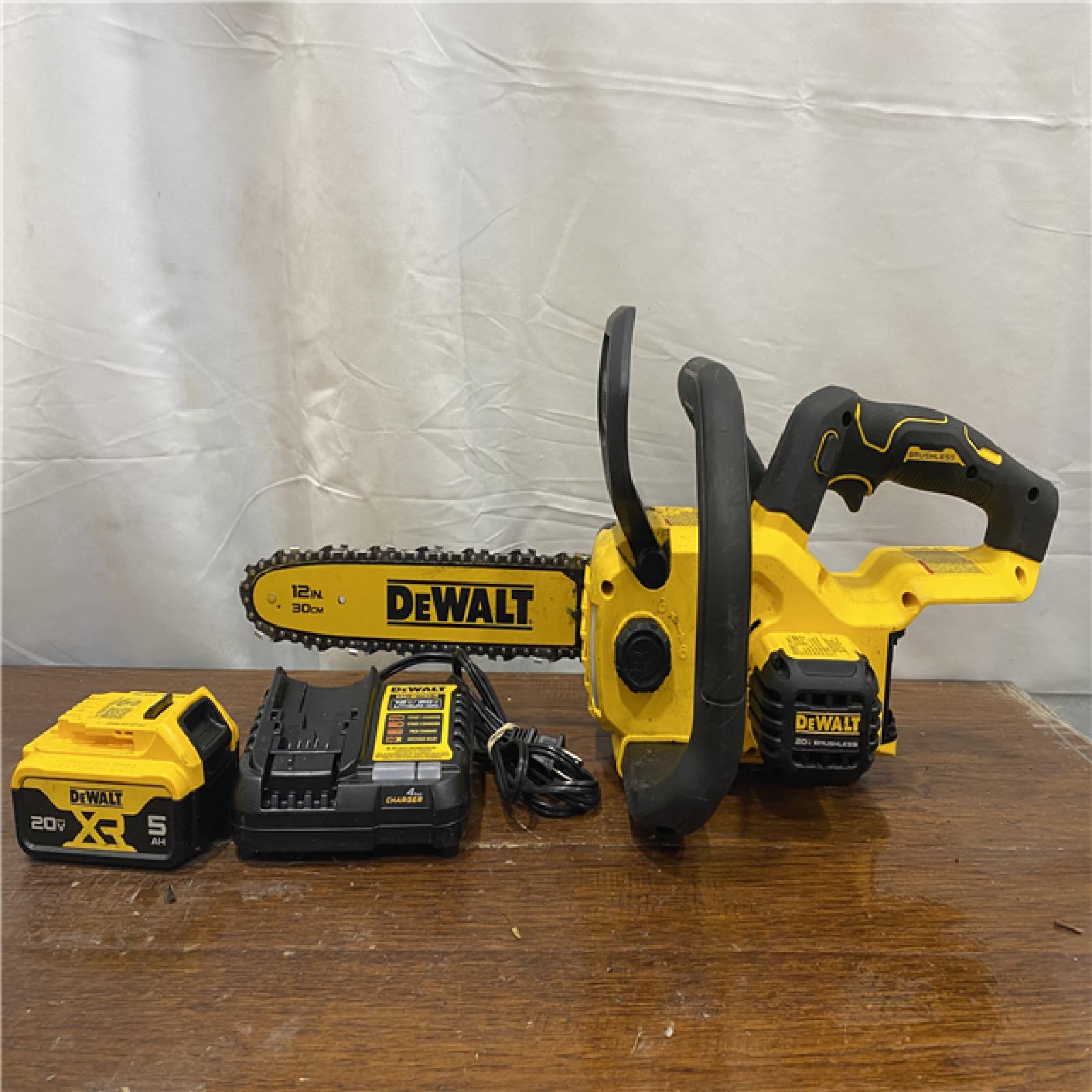 AS-IS DeWalt 20V MAX Compact 12 Brushless Cordless Chainsaw Kit DCCS621P1