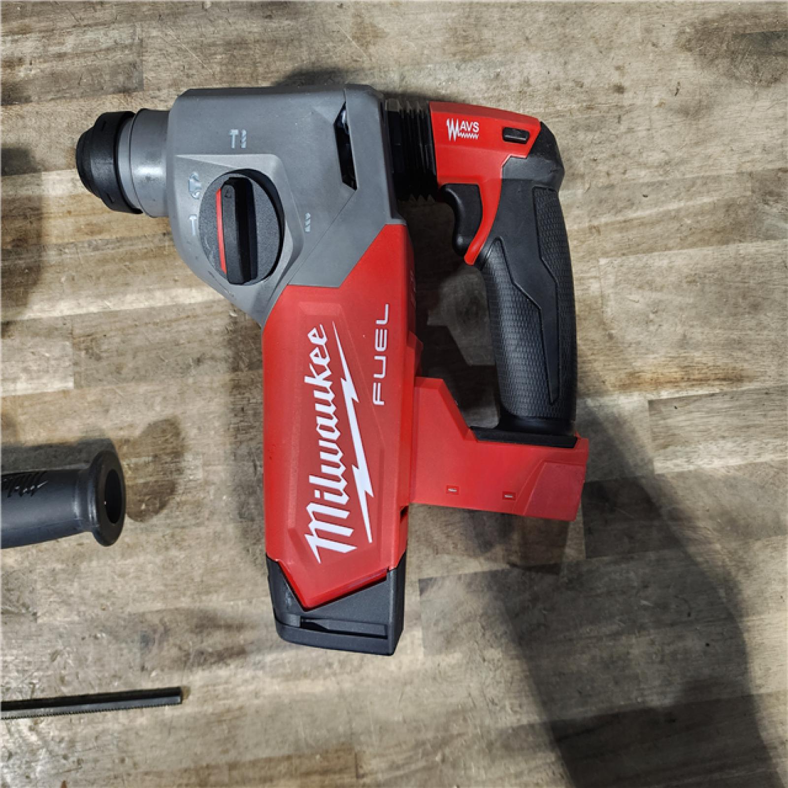 HOUSTON LOCATION - AS-IS Milwaukee M18 FUEL 18V Lithium-Ion Brushless Cordless 1 in. SDS-Plus Rotary Hammer W/ BATTERY & CHARGER