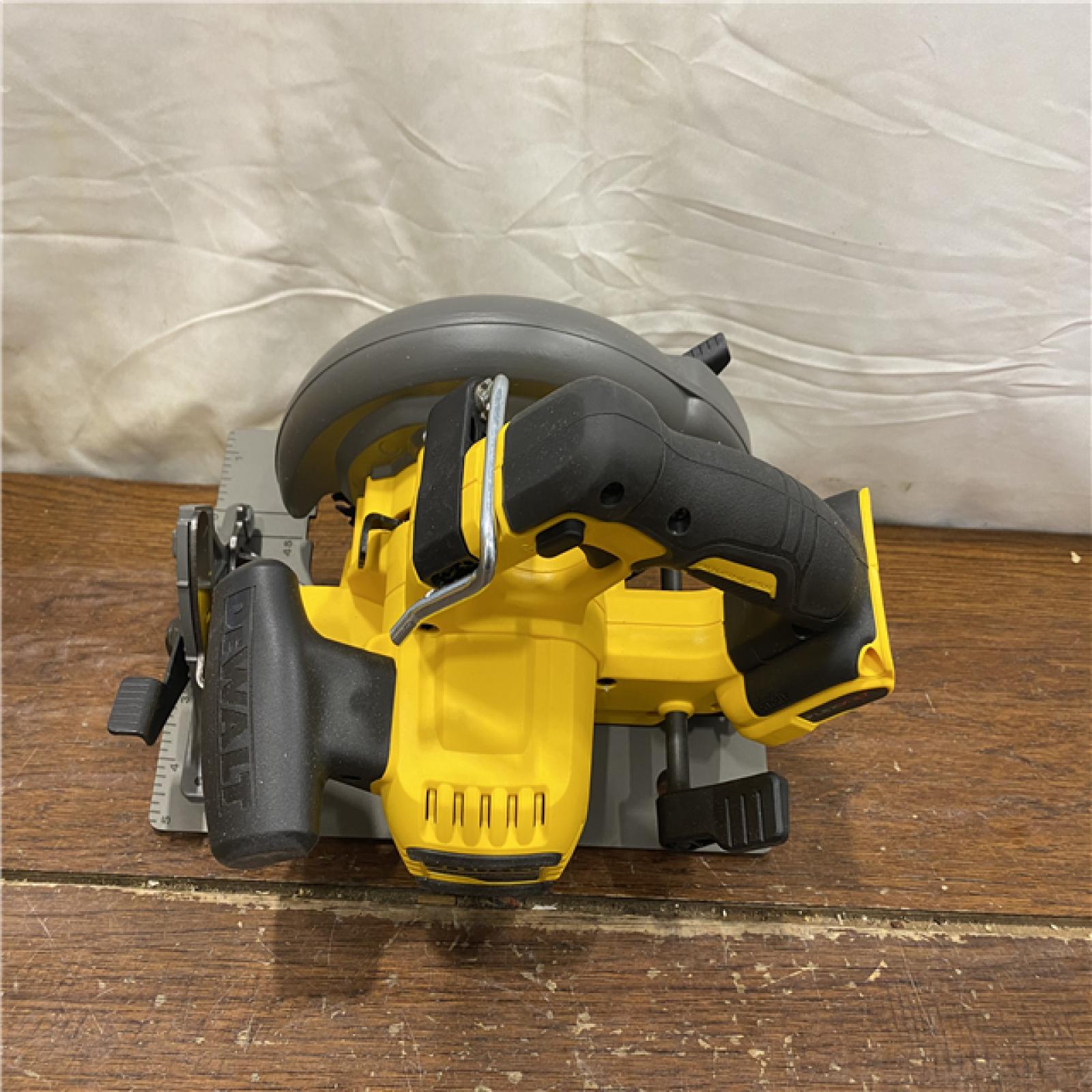 AS-IS DeWALT Flexvolt Max 7-1/4  60V Brushless Circular Saw DCS578B