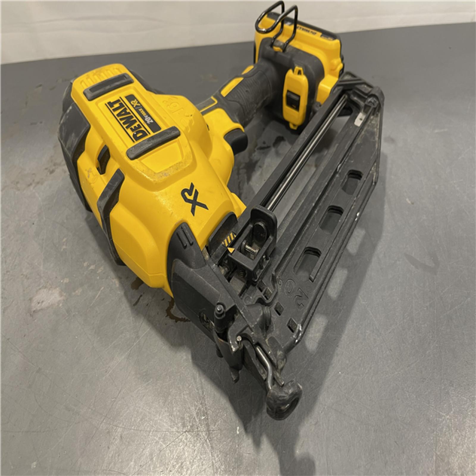 AS-IS - DeWalt 20V MAX XR 16-Gauge Electric Cordless Angled Finishing Nailer Kit